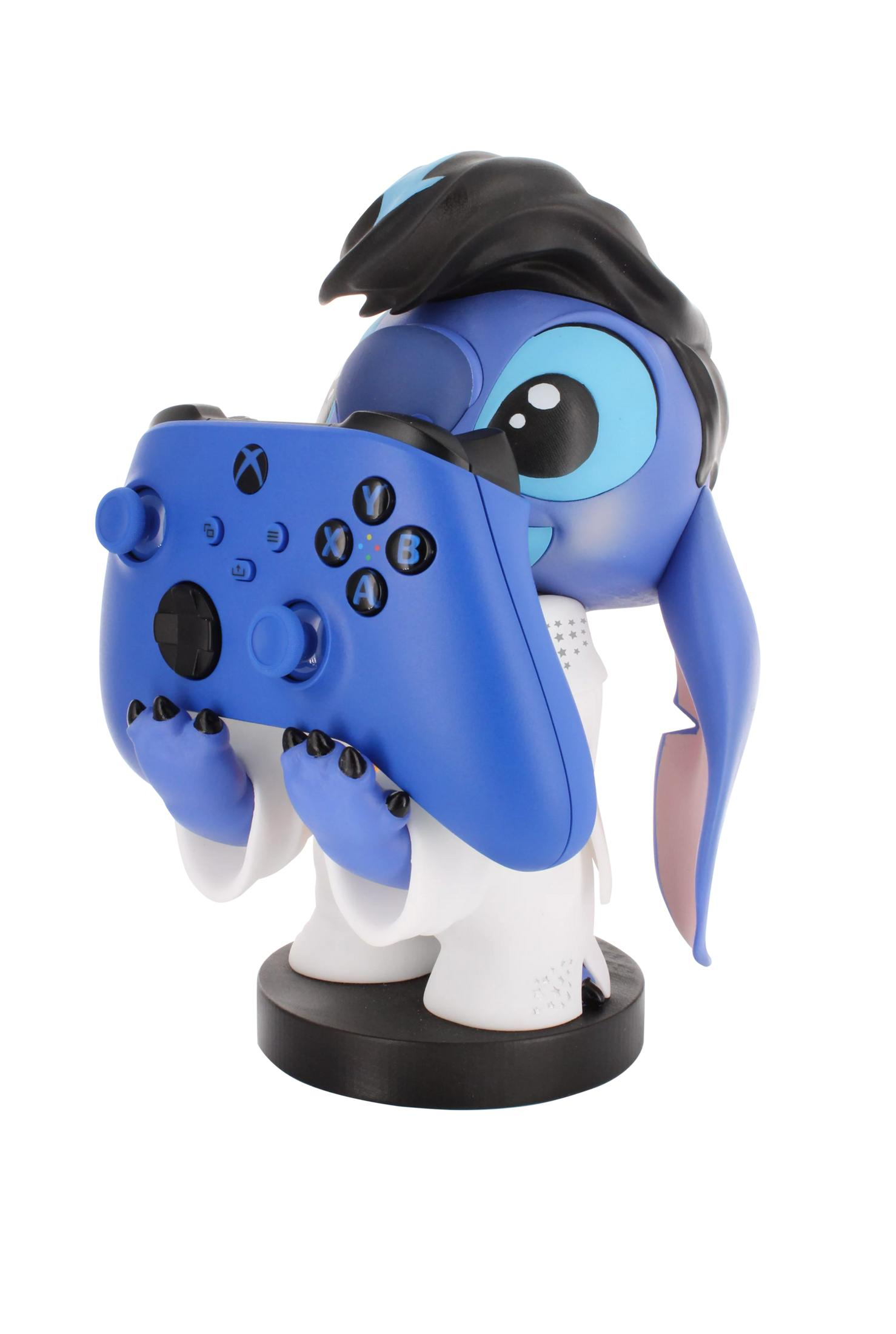 Figurka Sticha trzymająca niebieski kontroler Xbox.