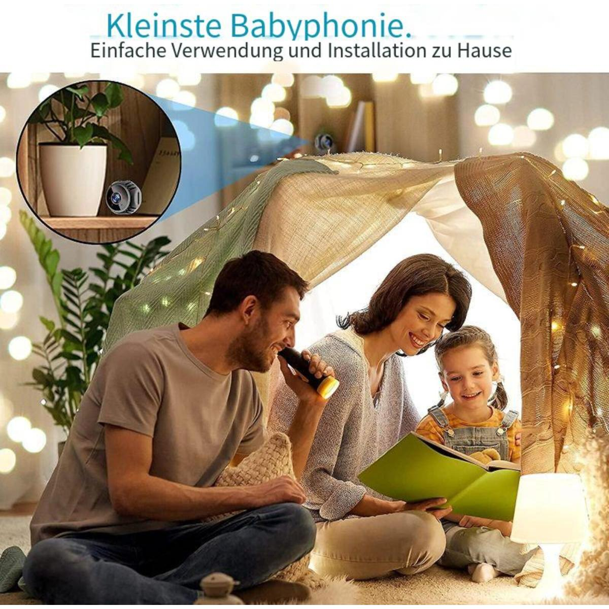 Familie liest im Zelt. Eine kleine Kamera in einer Pflanze. Die Szene wird von einer Lampe beleuchtet.