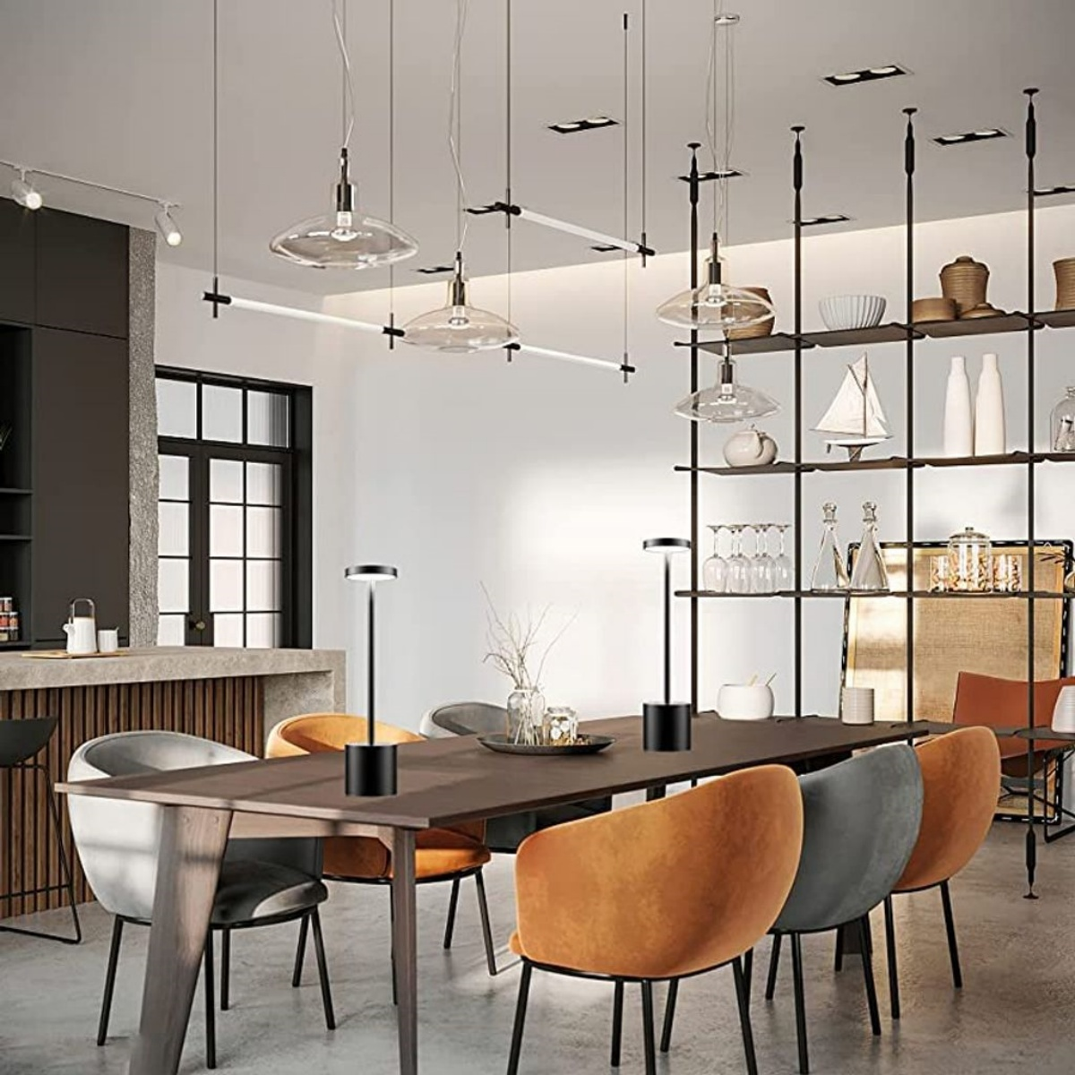 Esszimmer mit einem langen Holztisch, Stühlen, Pendelleuchten und einem Regal mit Dekorationen.