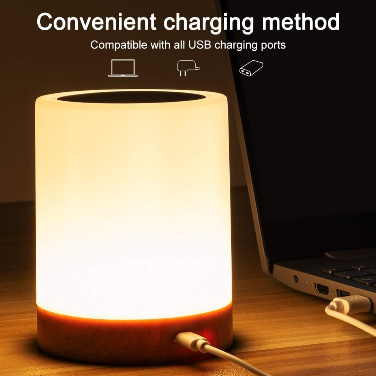 Zylindrische Lampe mit Holzsockel, weißem Licht und USB-Ladeanschluss mit Laptop.