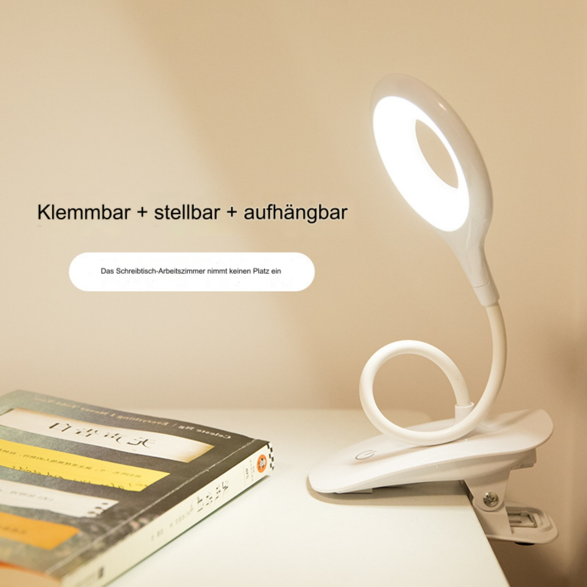 Weiße Schreibtischlampe mit flexiblem Hals, auf einem weißen Tisch. Ein Buch daneben.