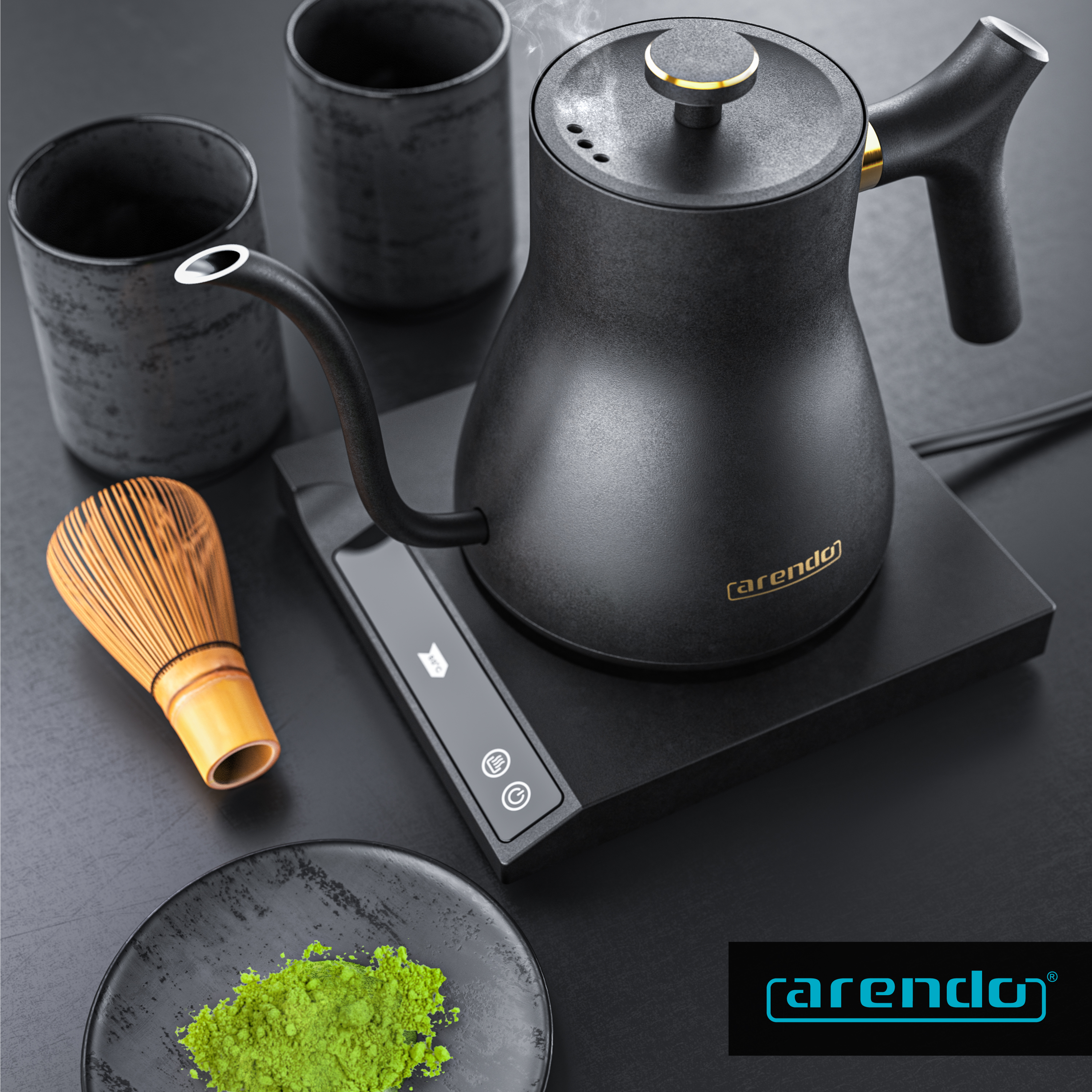Ein schwarzer Wasserkocher auf einer Basis, mit einem Matcha-Besen und Pulver sowie Tassen auf schwarzem Untergrund.