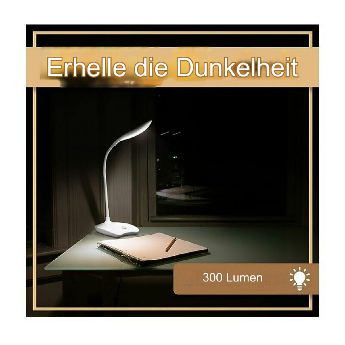 Weiße Schreibtischlampe auf einem Glastisch. Ein Notizbuch und ein Bleistift liegen auf dem Tisch. Dunkler Hintergrund.