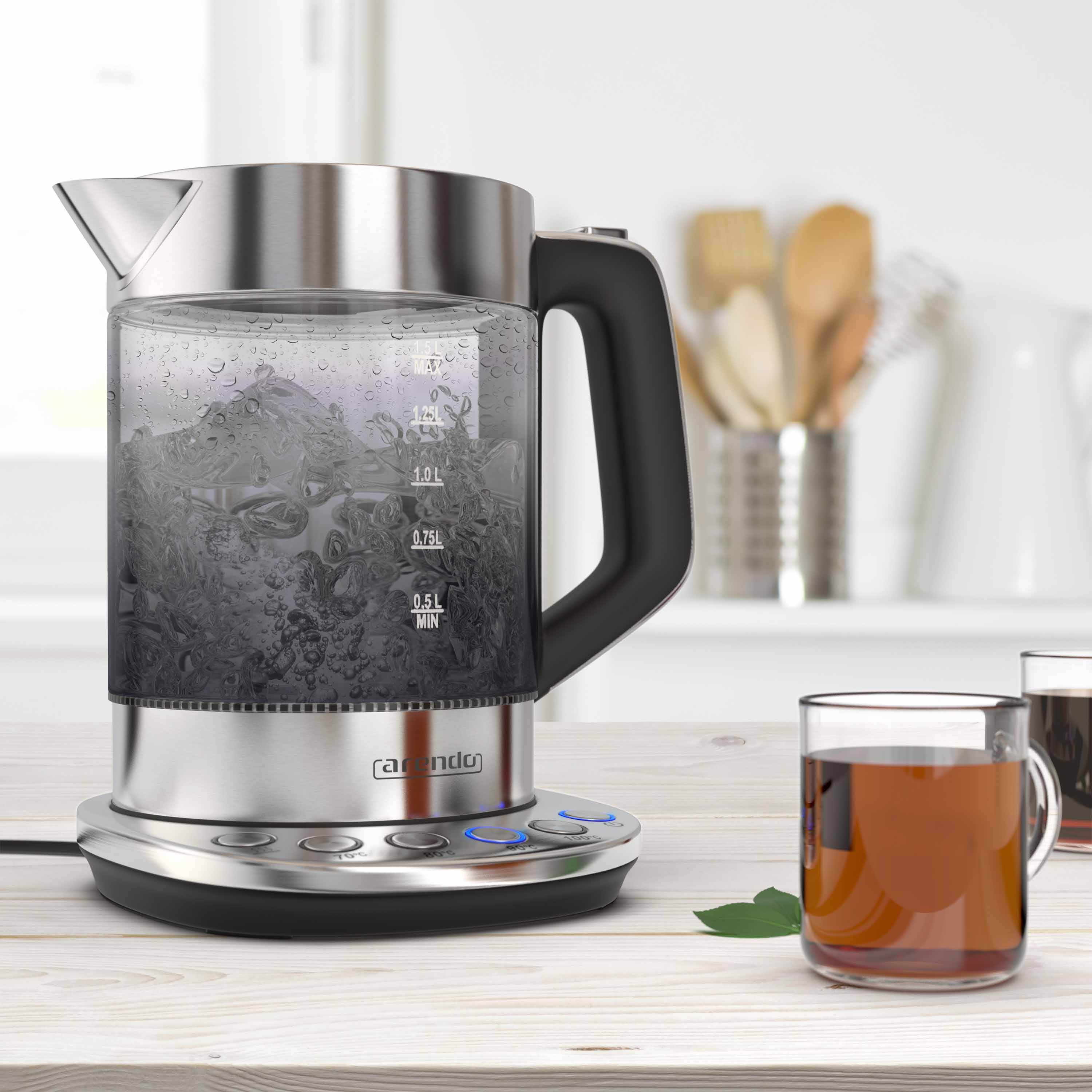 Ein Glaskessel mit kochendem Wasser, der auf einer Basis mit Knöpfen steht, und eine Tasse.