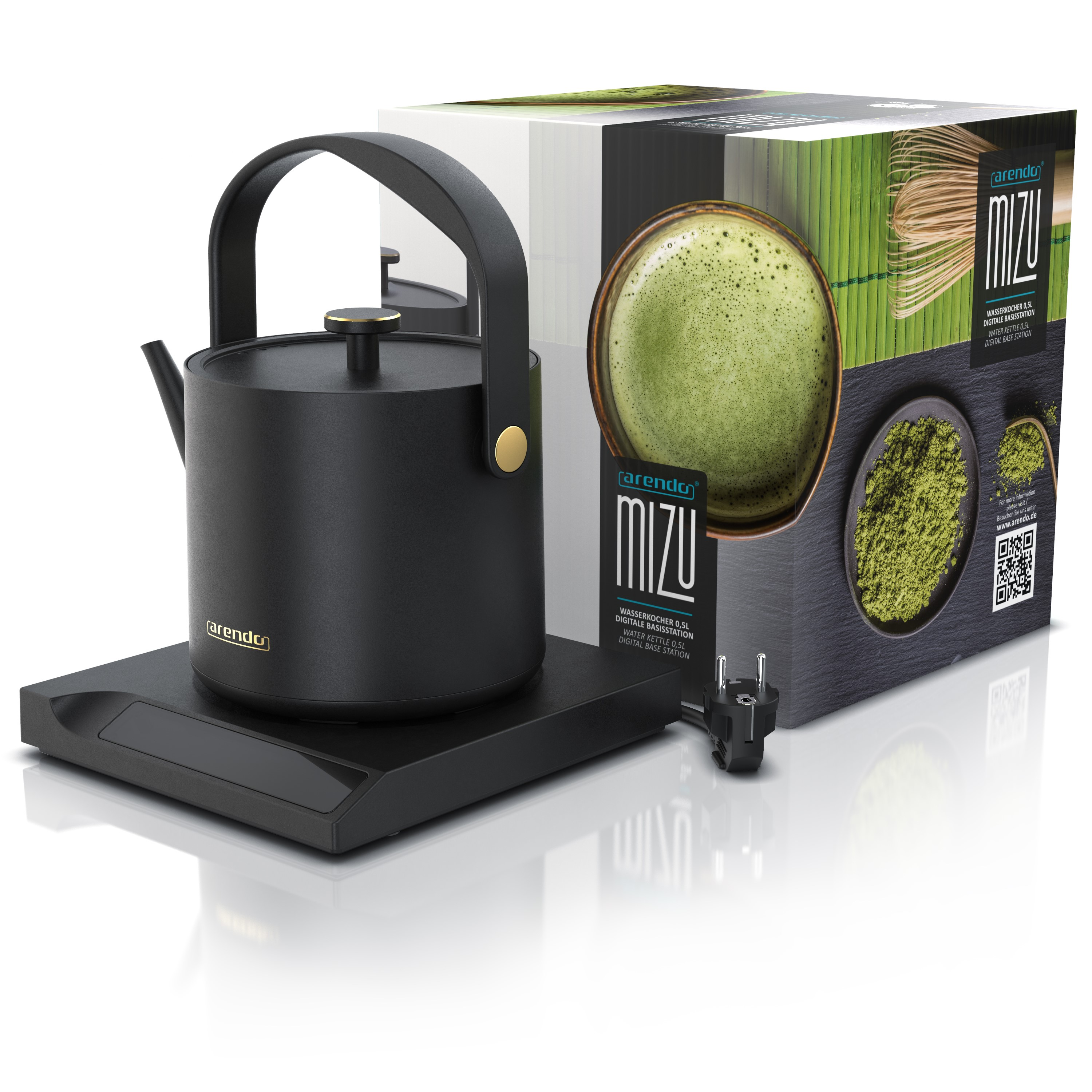 Ein schwarzer Wasserkocher auf einer Basis, mit einer Schachtel, die Matcha und Tee-Werkzeuge zeigt.