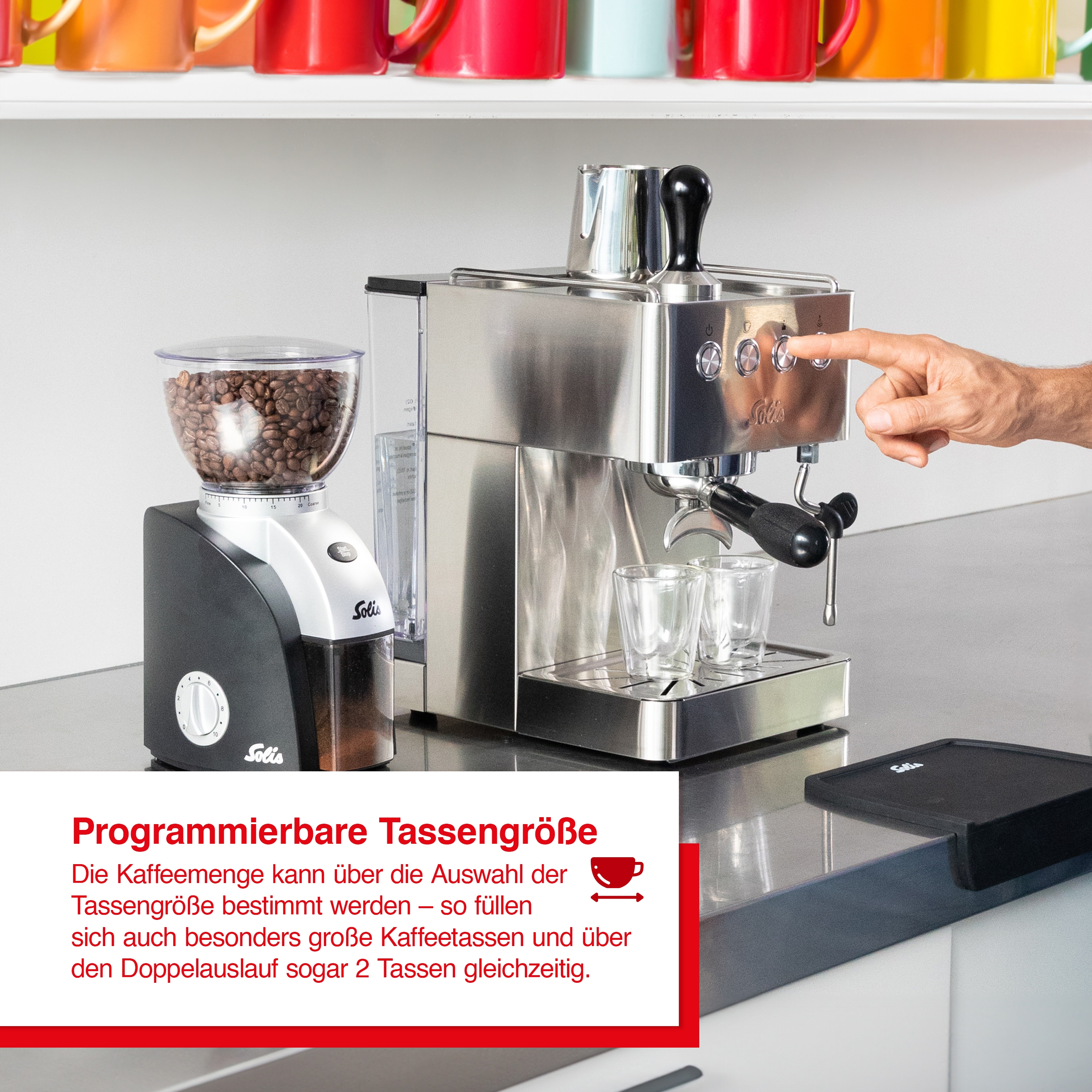 Espressomaschine mit Mahlwerk, Hand drückt Knopf.