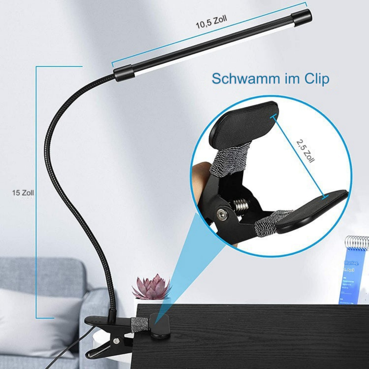 Flexible schwarze Schreibtischlampe mit Klemme, auf einem Schreibtisch mit Pflanze.