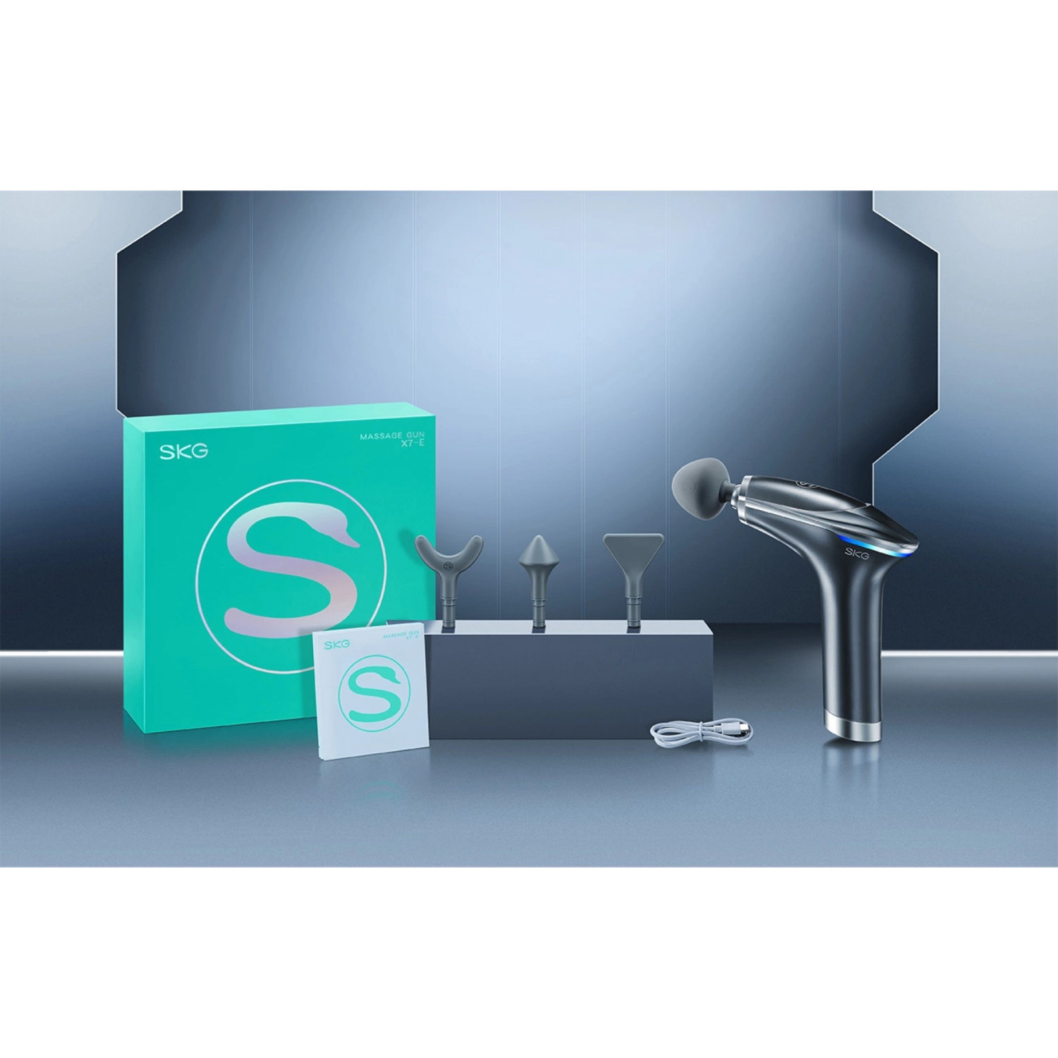 SKG Massagepistolen-Set mit Aufsätzen und einer Box. Das Set enthält eine Pistole, Aufsätze und eine Box.