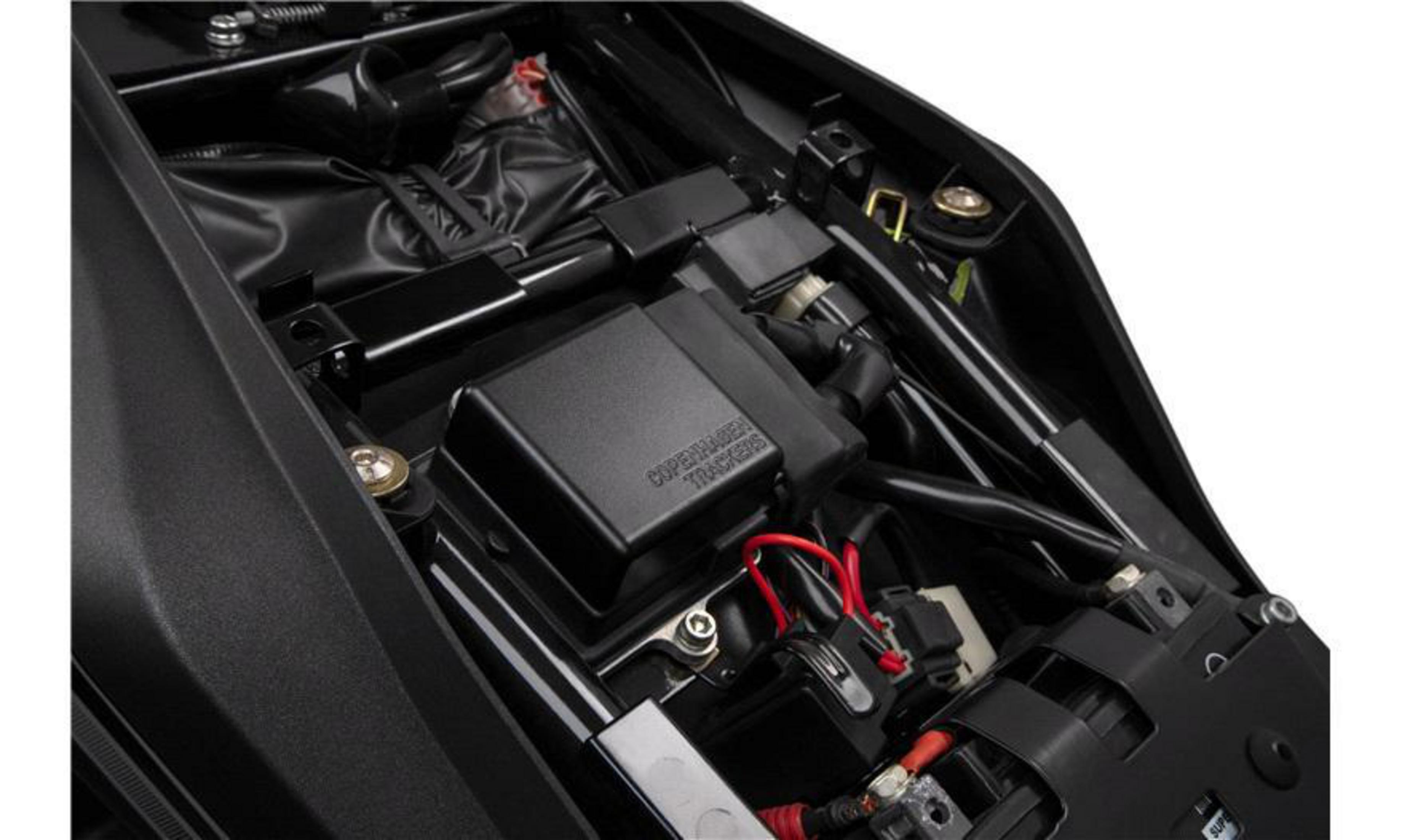 Im Inneren eines Motorrads mit sichtbarer Verkabelung und einer schwarzen Box mit der Aufschrift 'Copenhagen Trackers'.