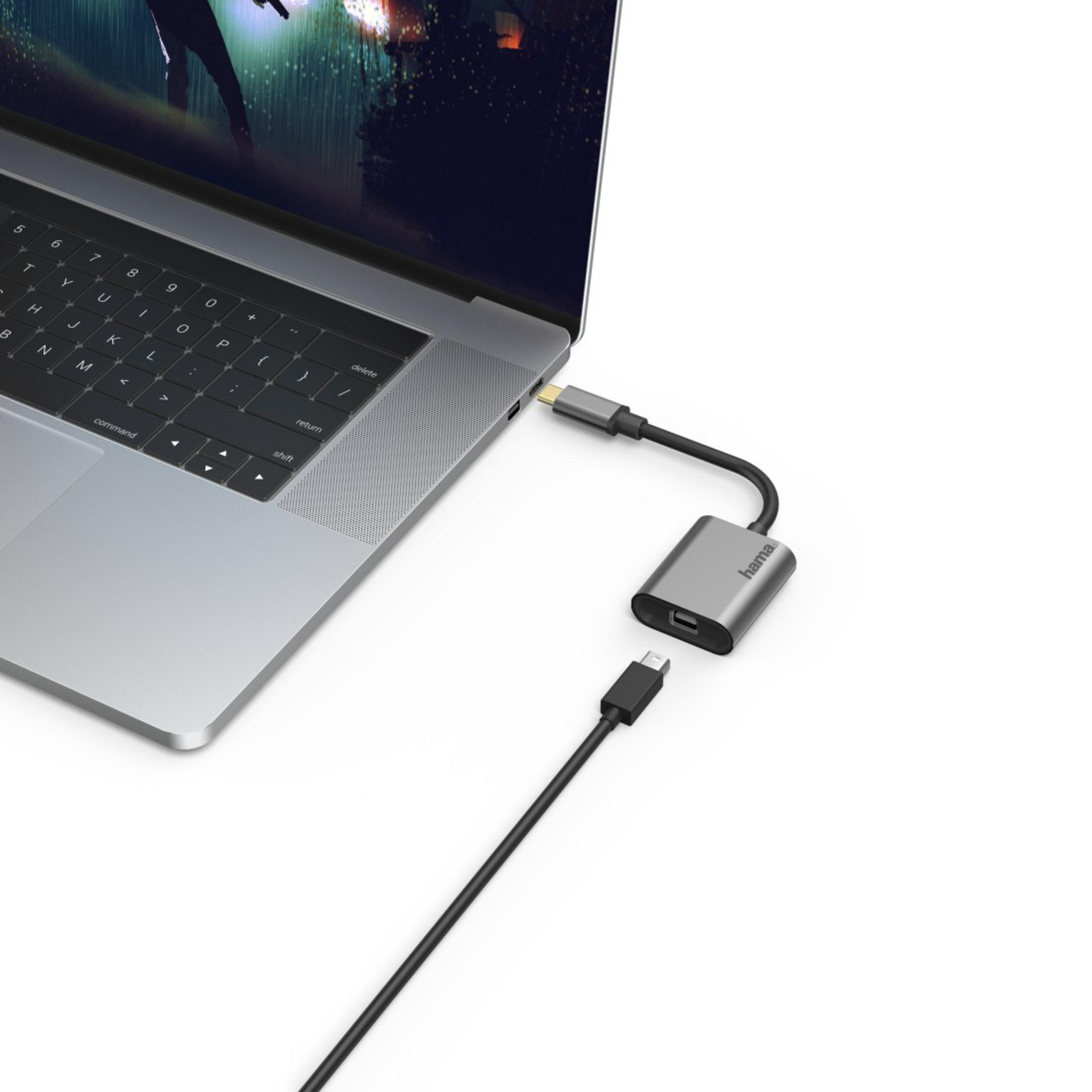 Laptop z podłączonym adapterem HDMI. Kabel USB-C podłączony do adaptera. Białe tło.