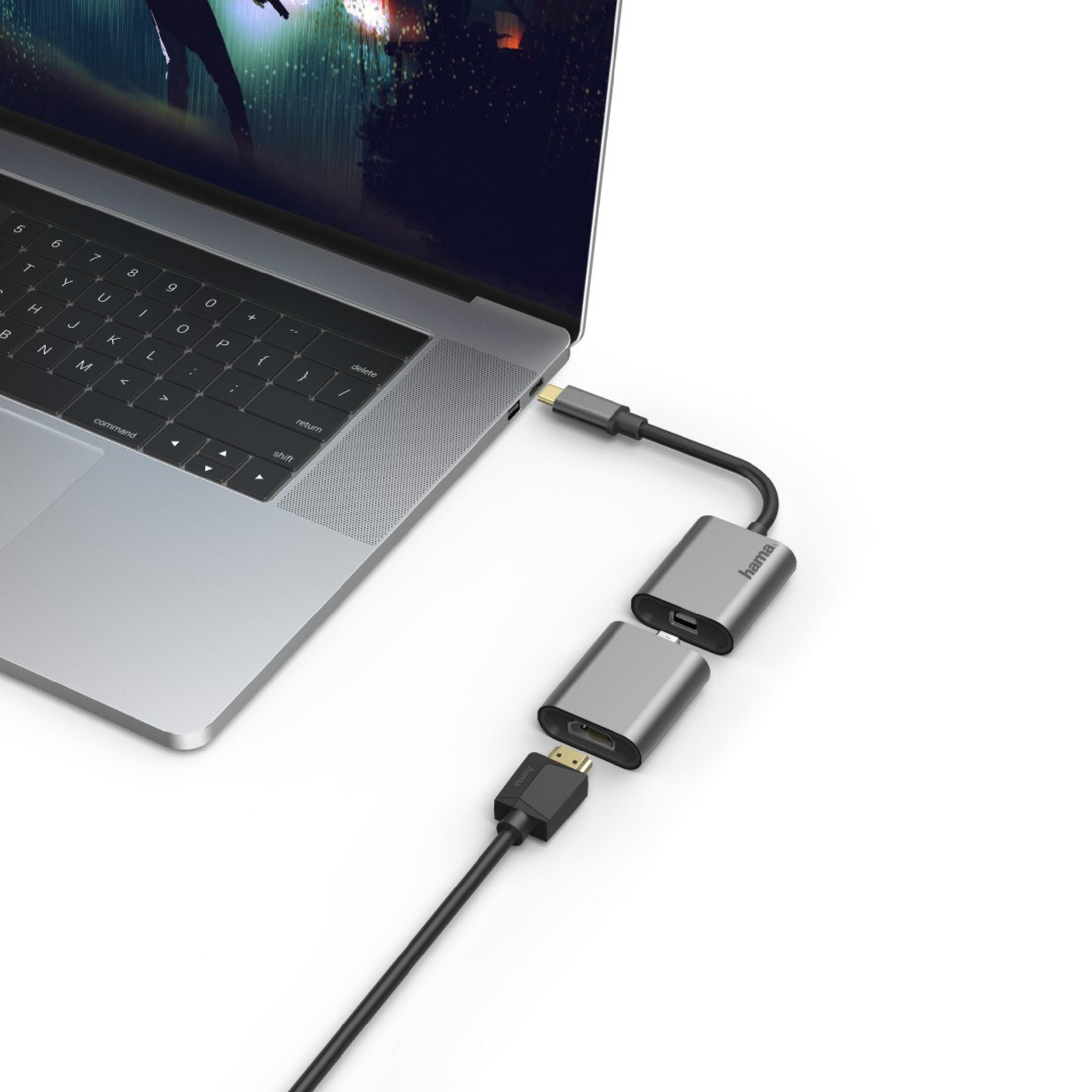 Laptop jest podłączony do srebrnego adaptera, który jest podłączony do innego adaptera i czarnego kabla HDMI.