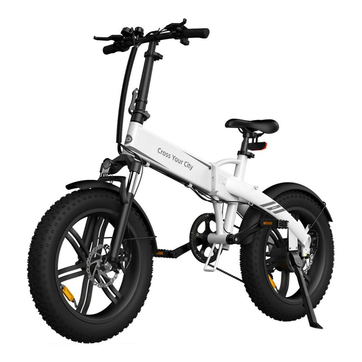 Una bicicletta elettrica pieghevole bianca e nera su sfondo bianco. La bicicletta è in uno studio.