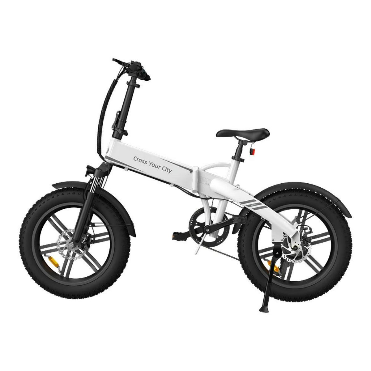 Bicicletta elettrica pieghevole bianca e nera su sfondo bianco. Ha pneumatici spessi e dice "Cross Your City".