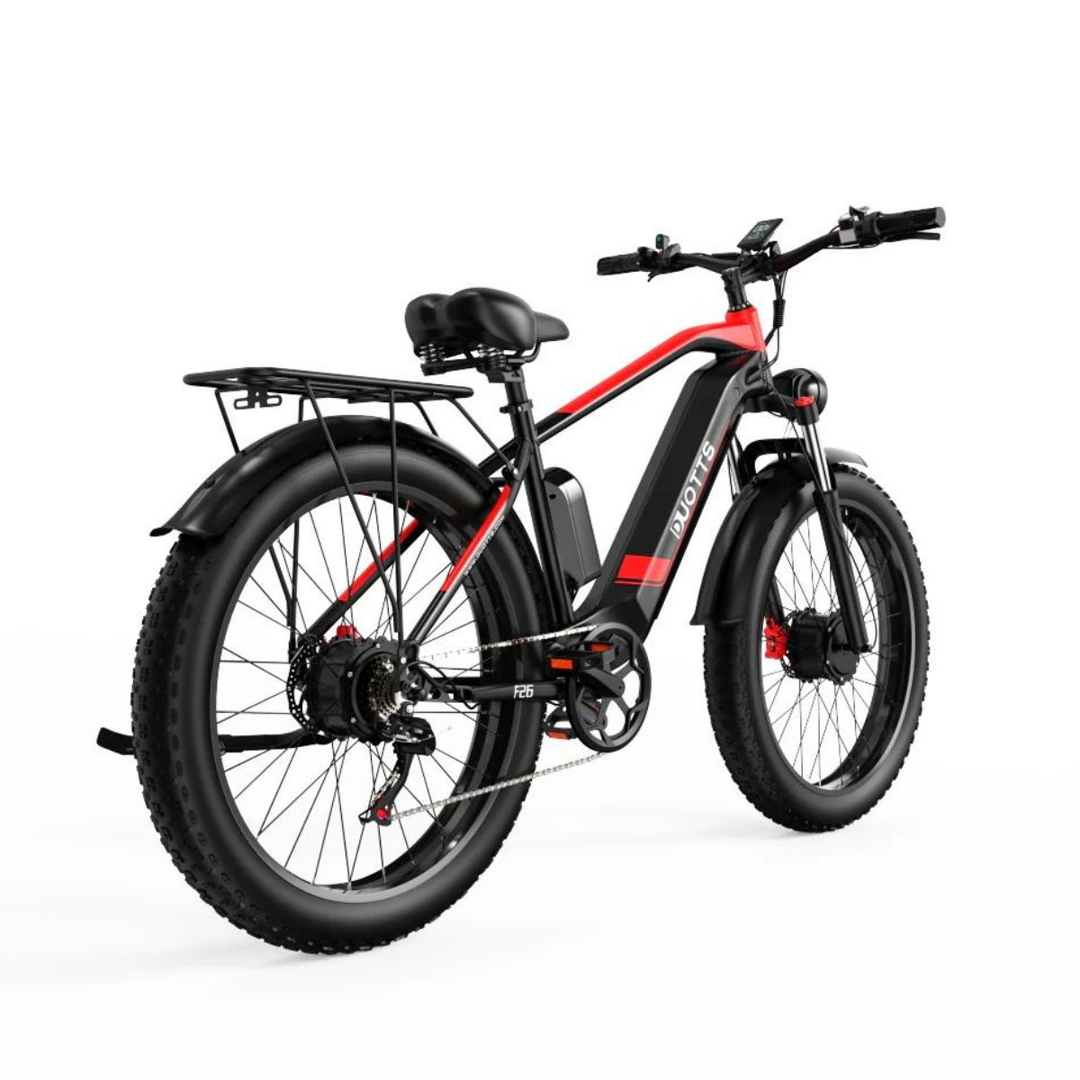 Schwarzes und rotes E-Bike vor weißem Hintergrund, schräge Ansicht.