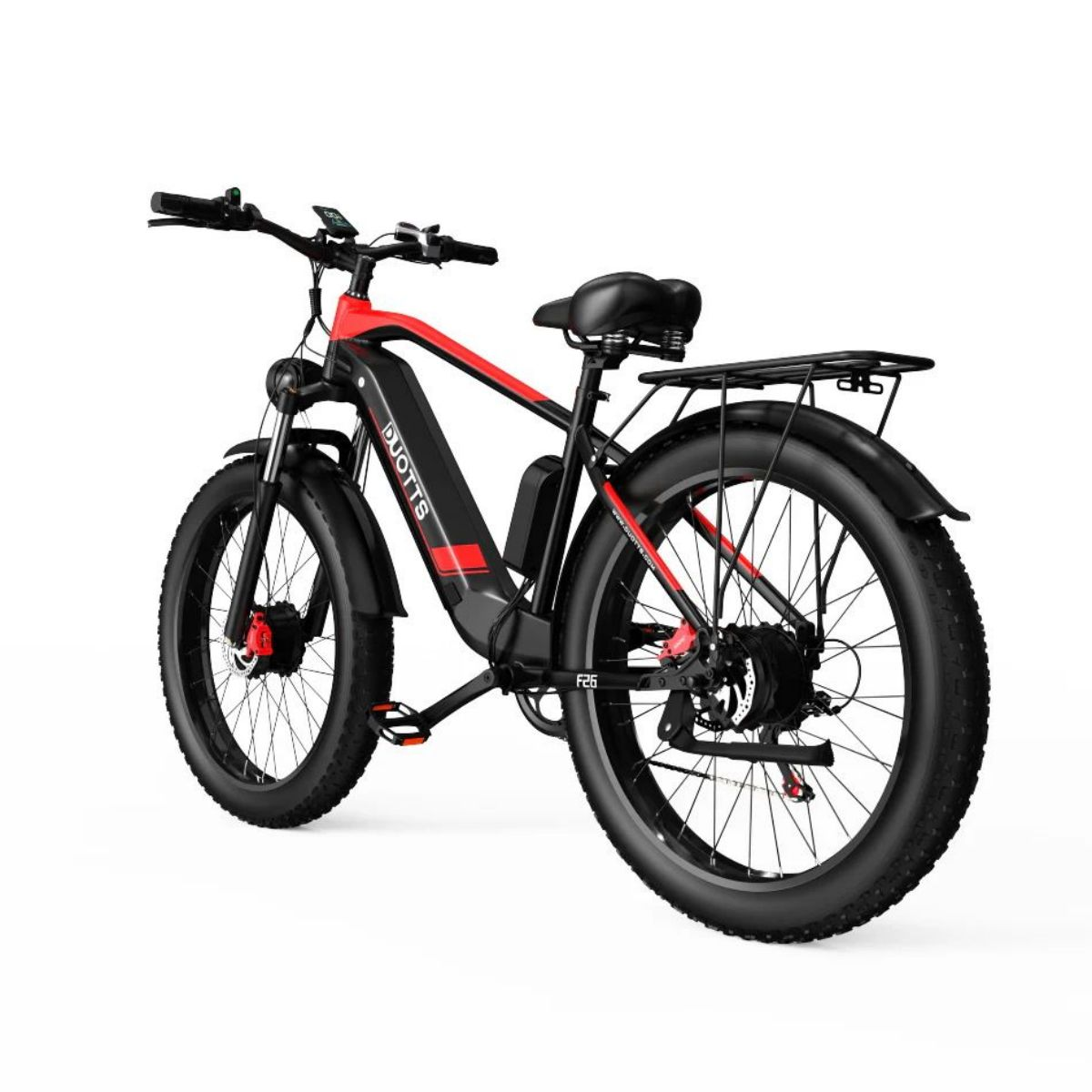 Schwarz-rotes Elektrofahrrad. Dicke Reifen, Gepäckträger, schwarze Kotflügel und Batterie sichtbar.