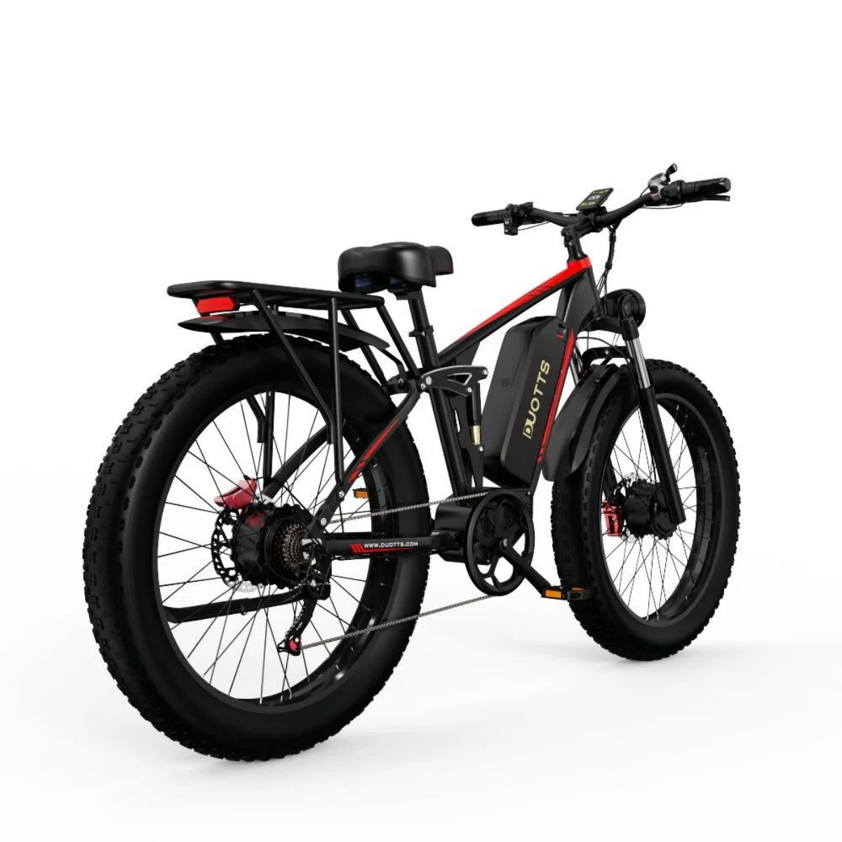Schwarz-rotes Elektrofahrrad, Seitenansicht, auf weißem Hintergrund. Große Reifen und schwarzer Rahmen.
