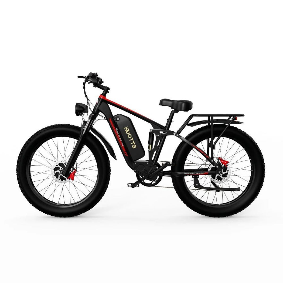 Schwarzes Elektrofahrrad mit breiten Reifen, roten Akzenten und Heckgepäckträger.
