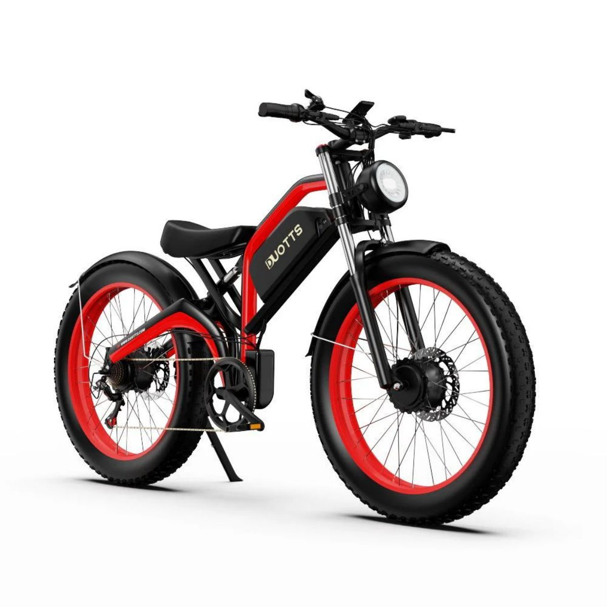 Rotes und schwarzes Elektrofahrrad mit dicken Reifen. Weißer Hintergrund. Schwarze Komponenten. Rote Räder.