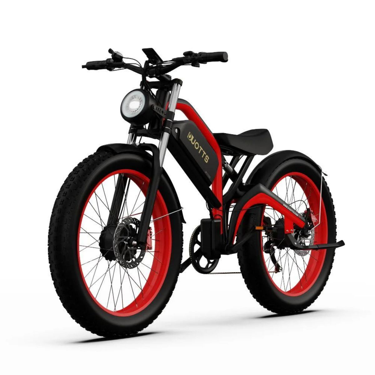 Schwarzes und rotes Elektrofahrrad, Vorderansicht. Dicke Reifen und ein Scheinwerfer, auf weißem Hintergrund.