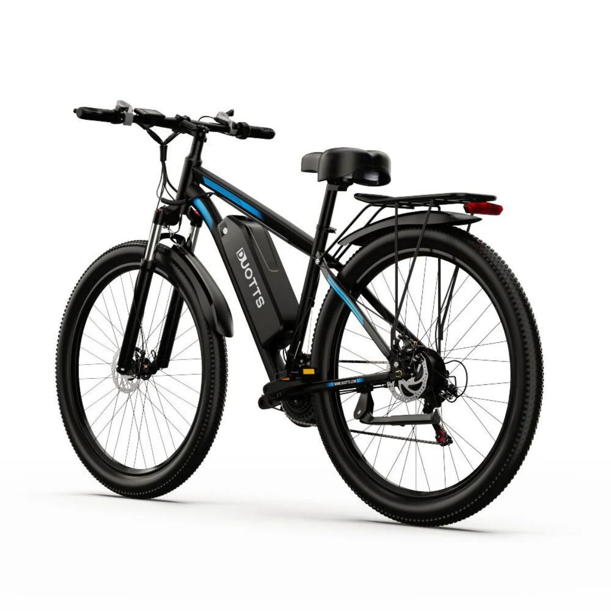 Schwarzes Elektrofahrrad mit blauen Akzenten und Heckgepäckträger auf weißem Hintergrund.