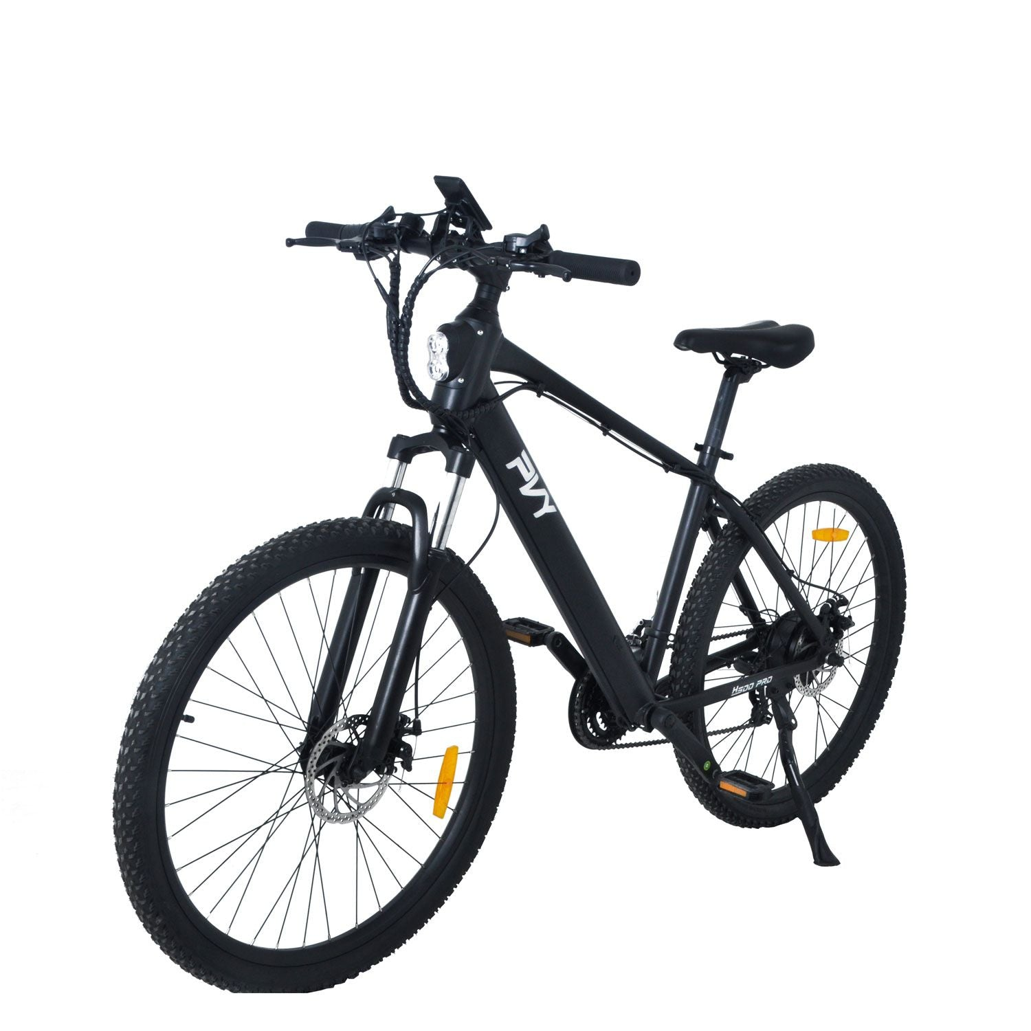 Bicicletta elettrica nera, vista angolata. Ruota anteriore, manubrio, sella e telaio sono visibili su bianco.