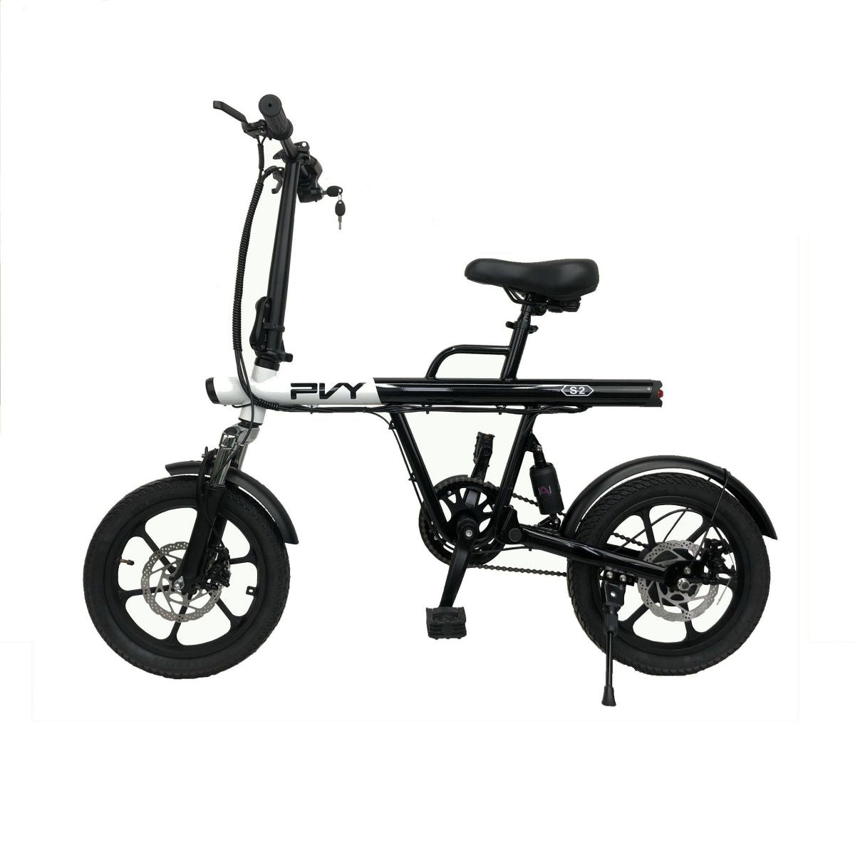 Bicicletta elettrica pieghevole. Telaio bianco e nero, ruote nere e sella nera su sfondo bianco.