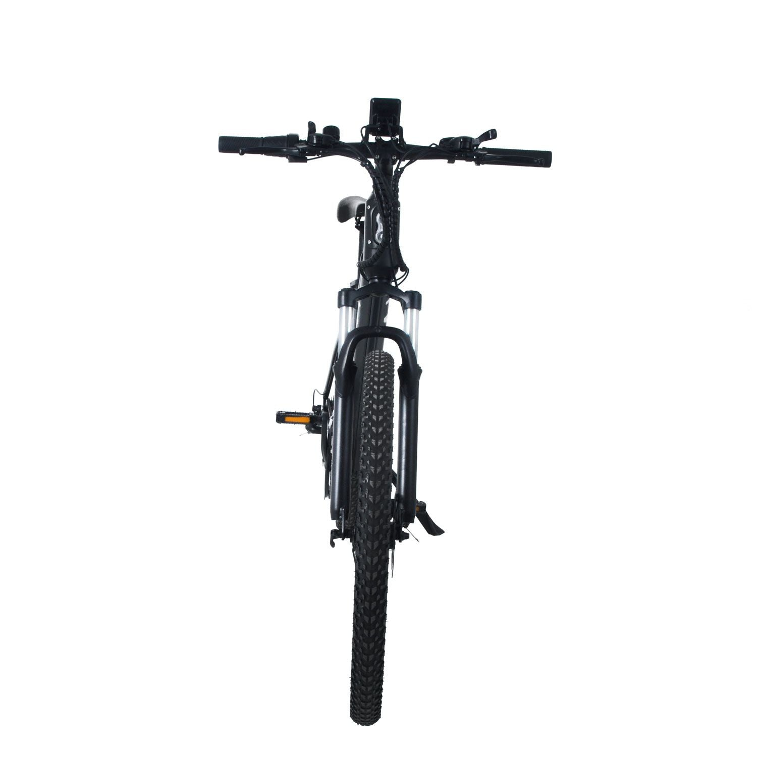 Mountain bike nera, vista frontale, su sfondo bianco.