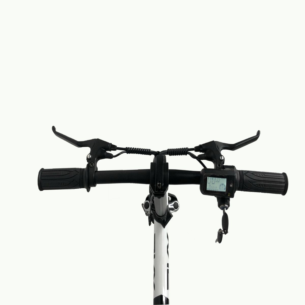 Manubrio dello scooter con leve freno e display digitale, su sfondo bianco.
