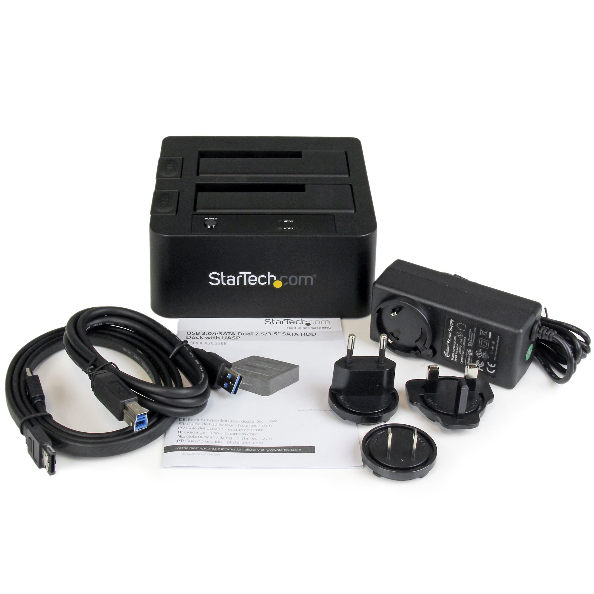 Schwarze StarTech.com-Dockingstation mit Zubehör und Kabeln, weißer Hintergrund.