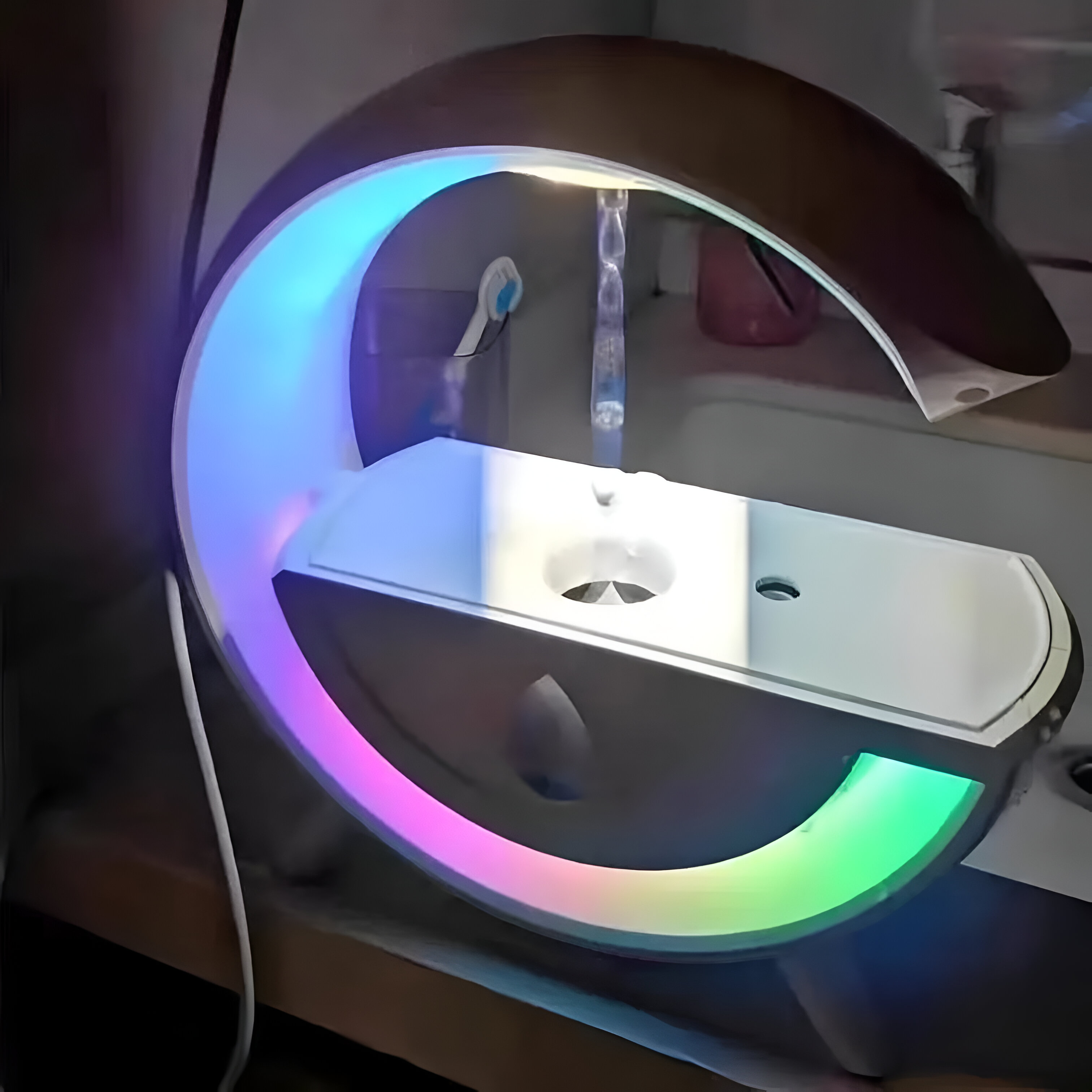 Un humidificador decorativo iluminado único con tapa de madera y base blanca.