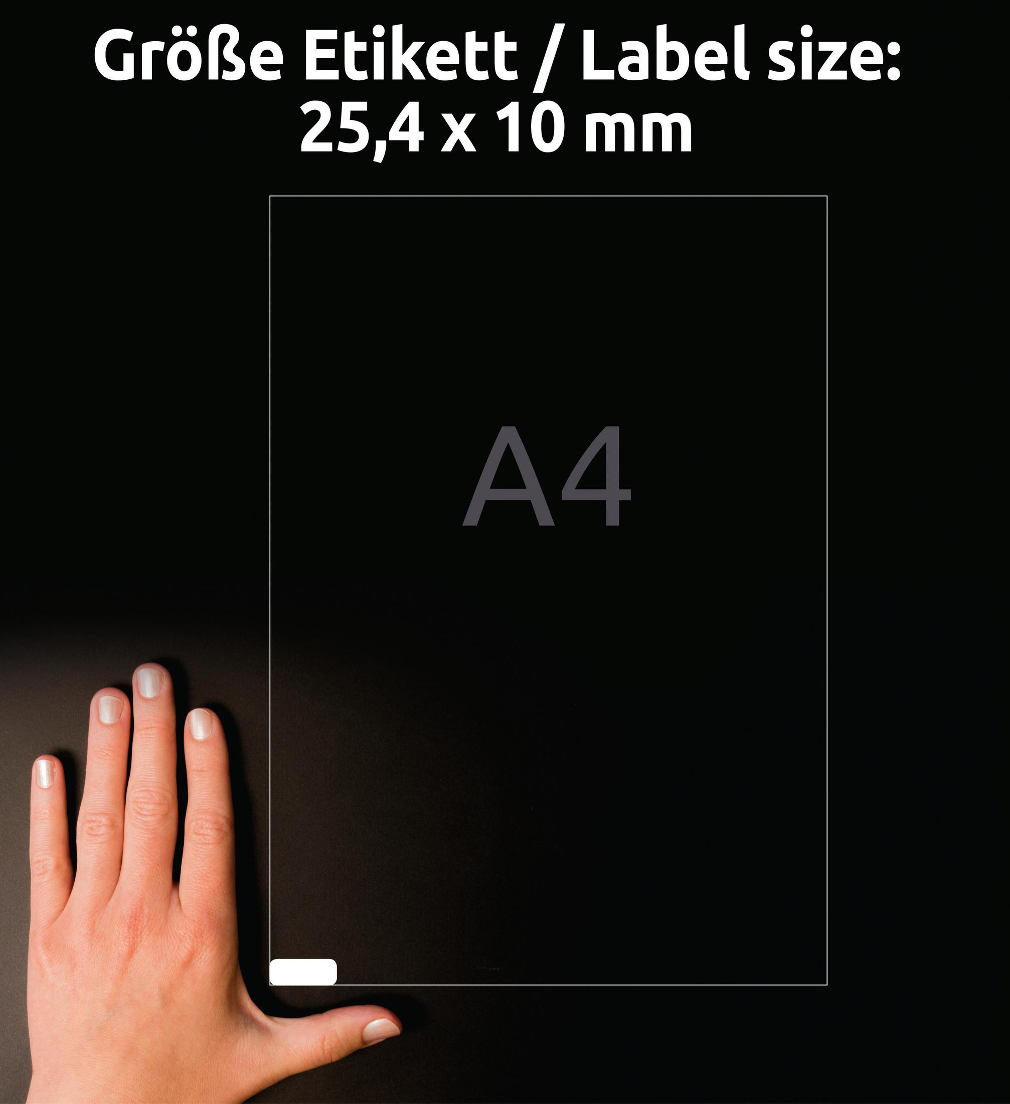 A4-Papierbogen, Hand daneben zum Größenvergleich, Etikettengrößen-Text oben.