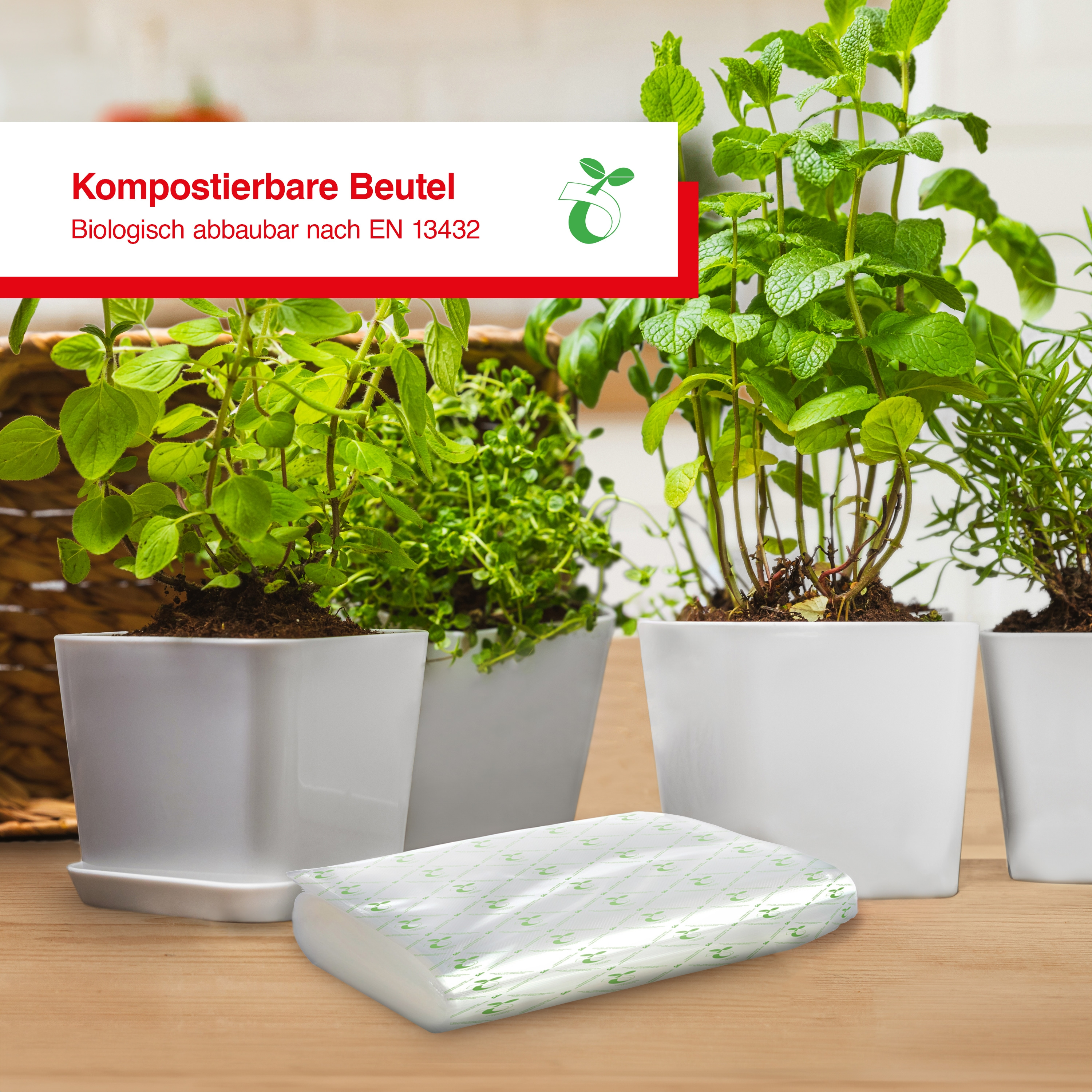 Sacchetti compostabili davanti a erbe aromatiche in vaso. Le erbe sono in vasi bianchi.