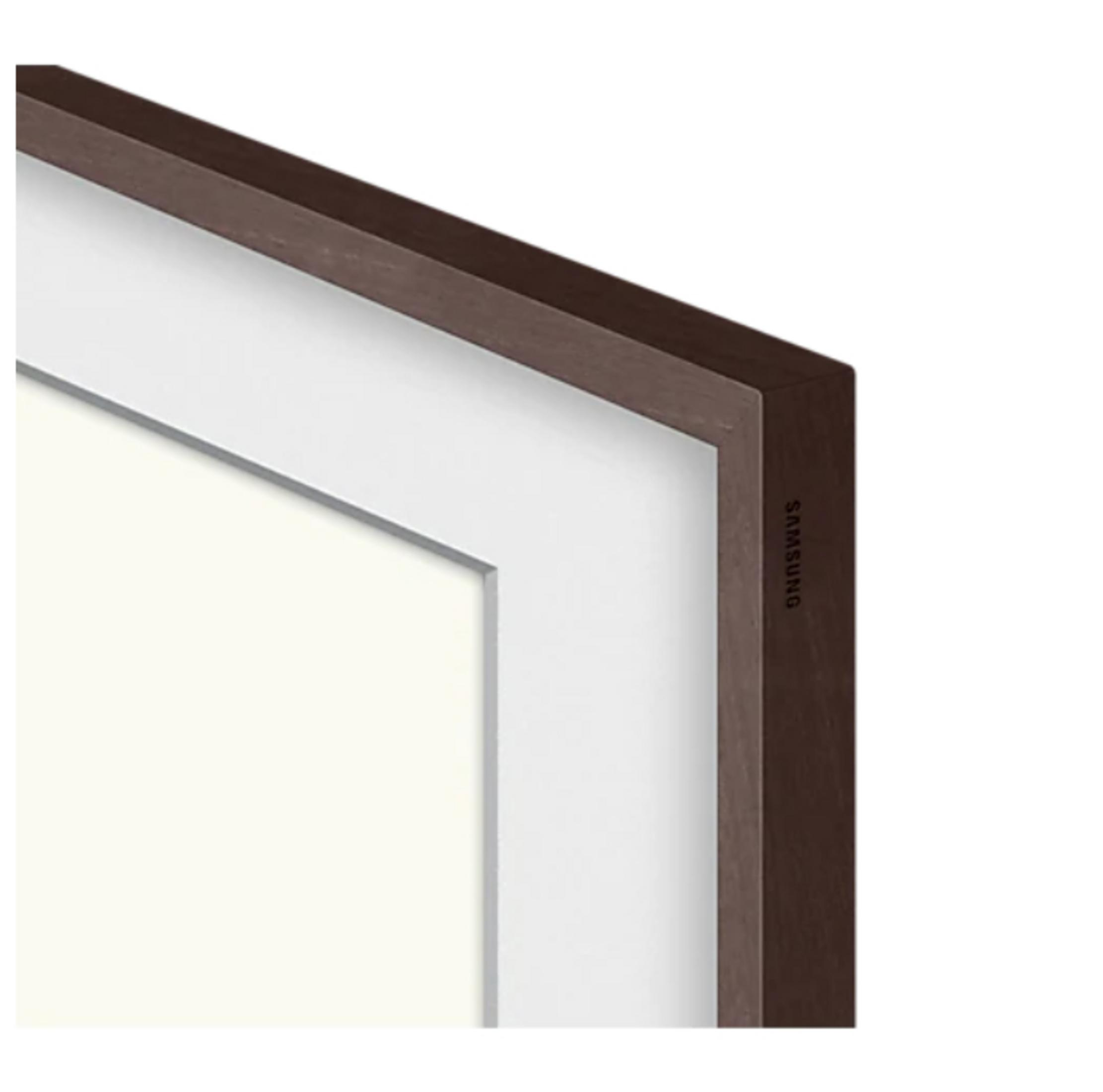 Zbliżenie brązowej drewnianej ramy wokół białego ekranu.