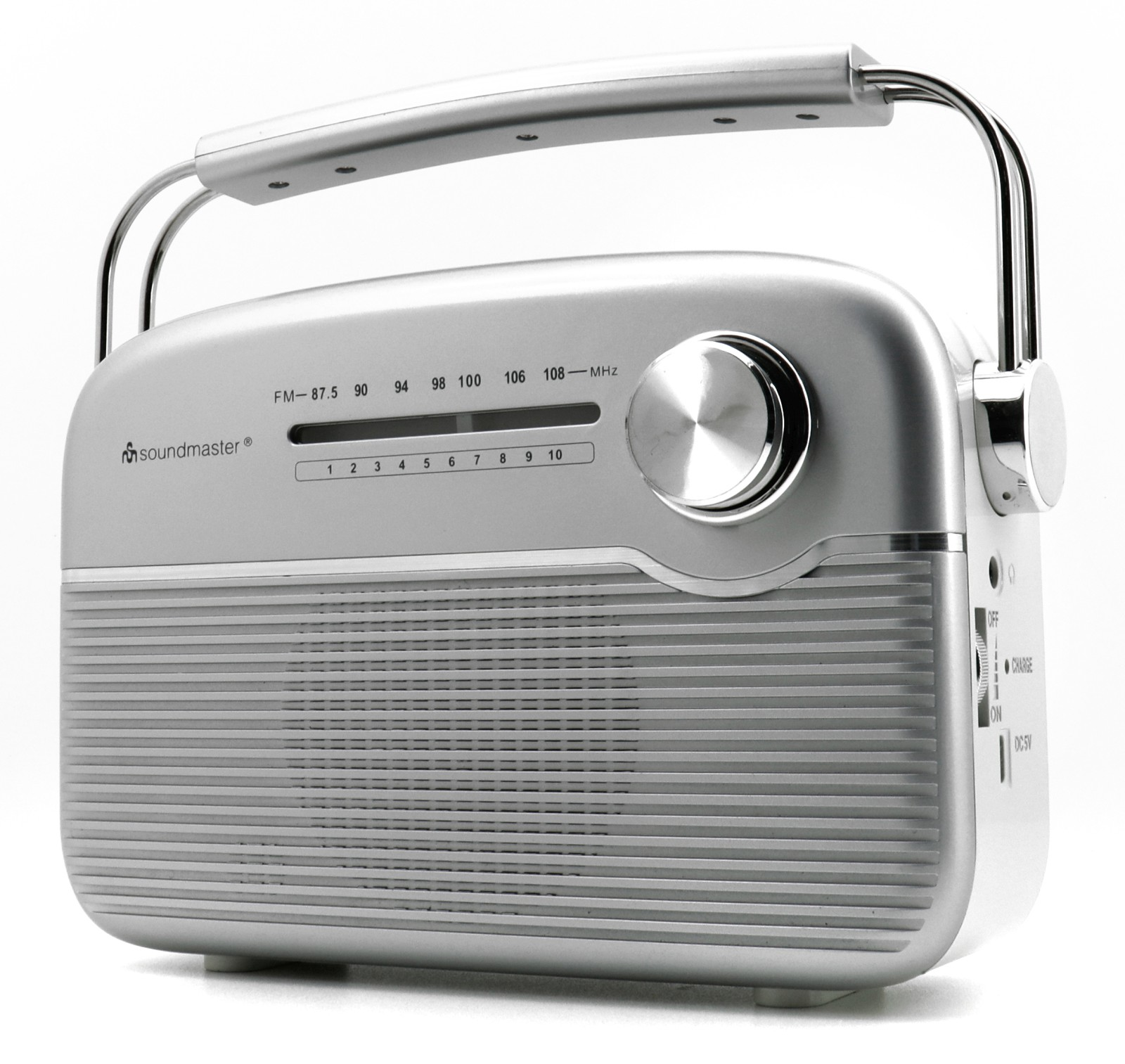 Ein silbernes Radio mit Griff und Drehrad. UKW-Radiofunktion.