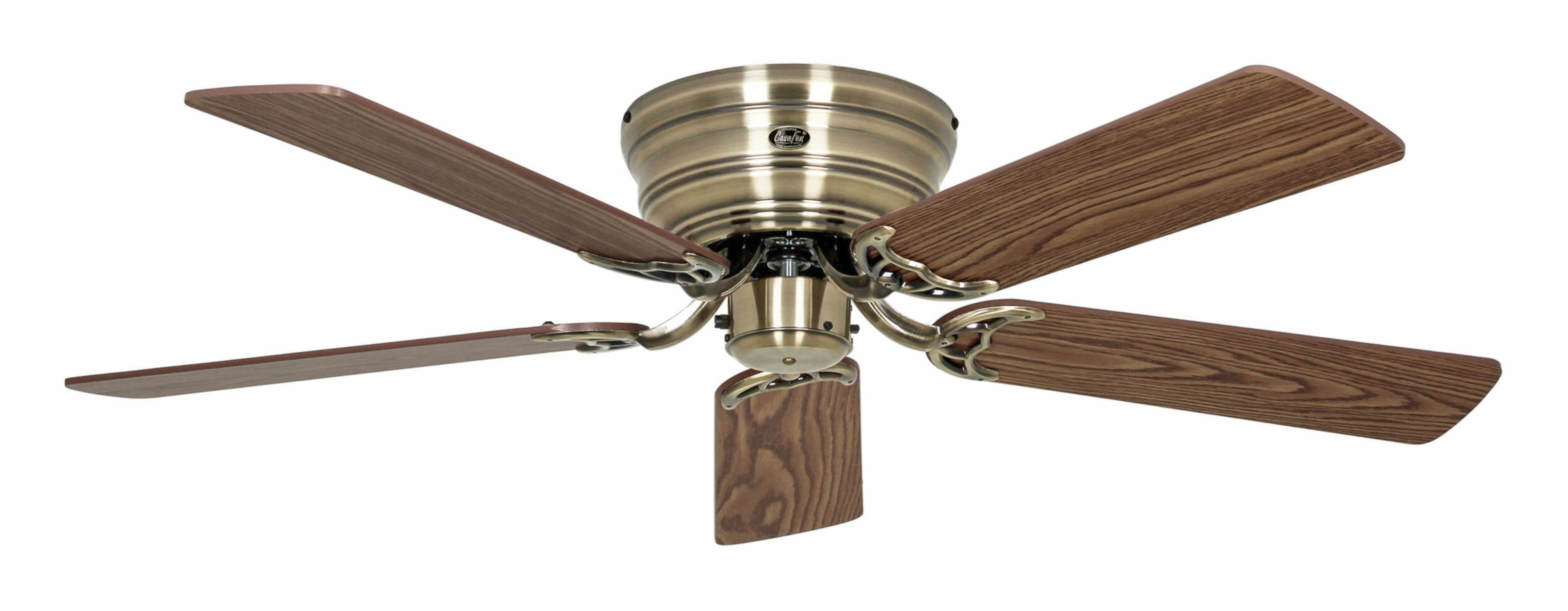 Ventilatore da soffitto con cinque pale in legno e alloggiamento motore in ottone, sfondo bianco.