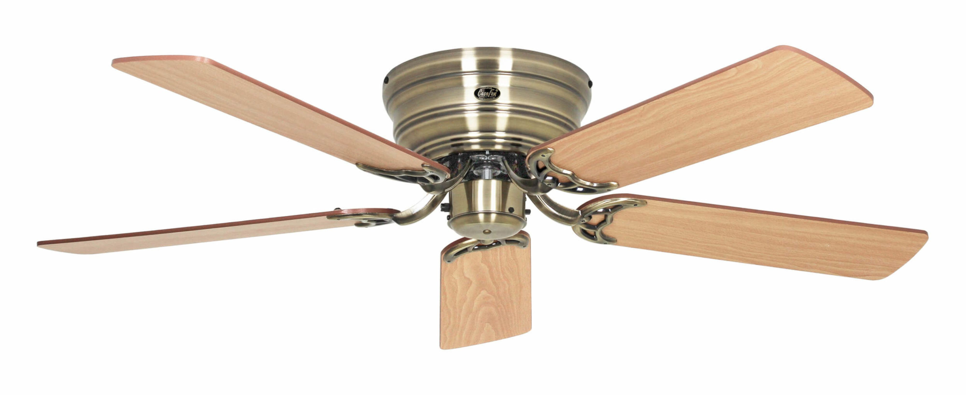 Ventilatore da soffitto con cinque pale in legno e alloggiamento motore color bronzo, isolato su bianco.