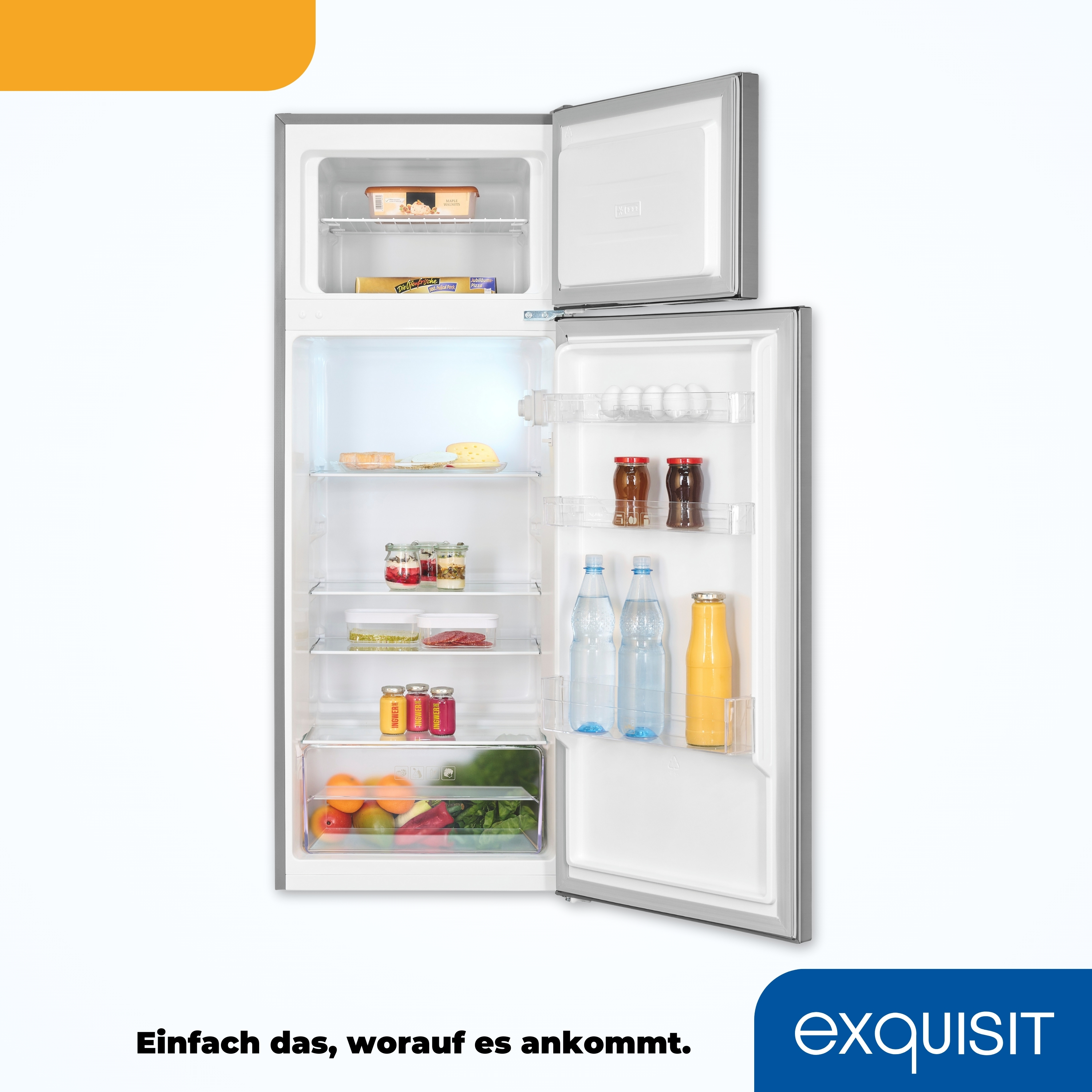 Silberner Kühlschrank mit offener Tür. Im Inneren befinden sich Regale mit Lebensmitteln und Flaschen.