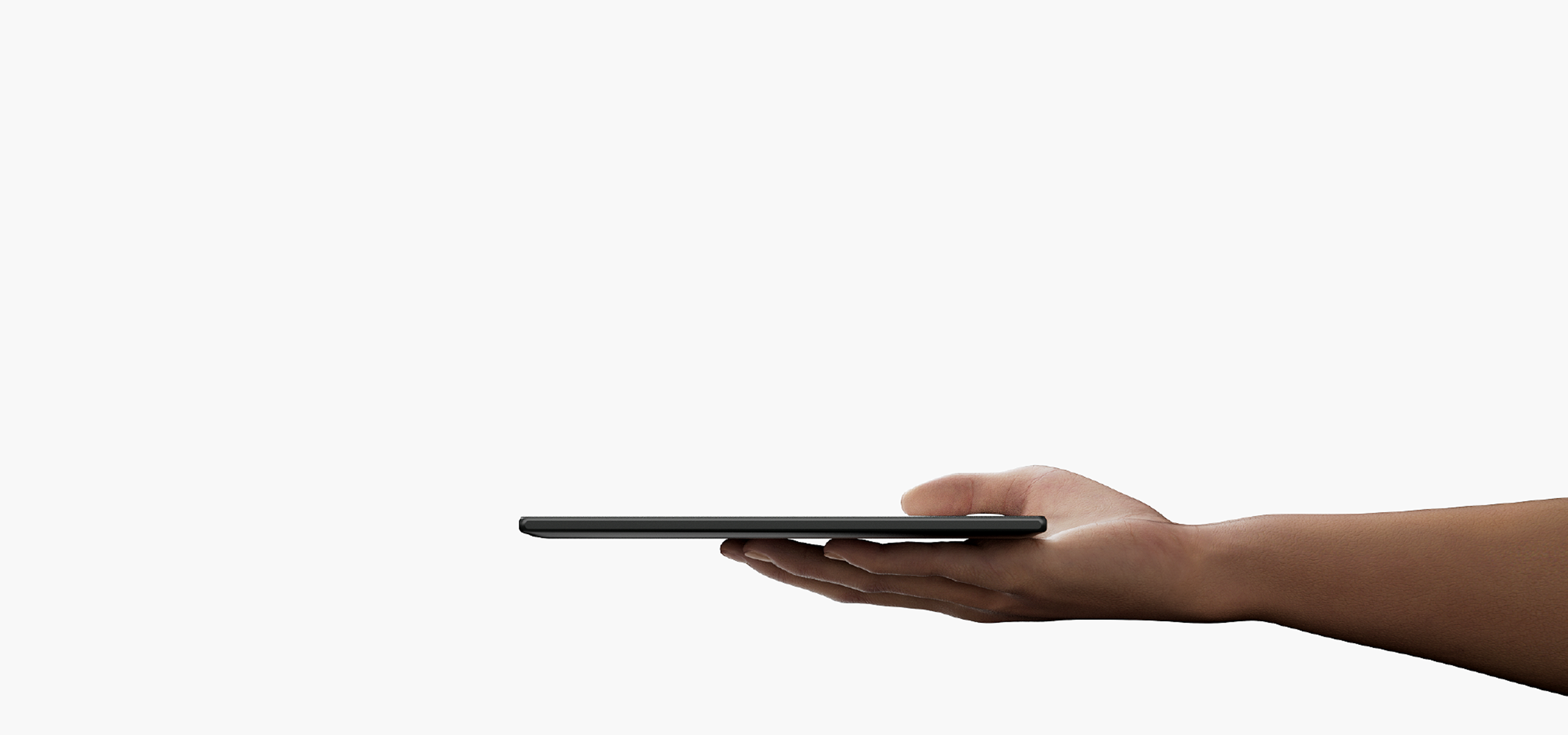 Eine Hand hält ein schwarzes Tablet horizontal. Der Hintergrund ist weiß.