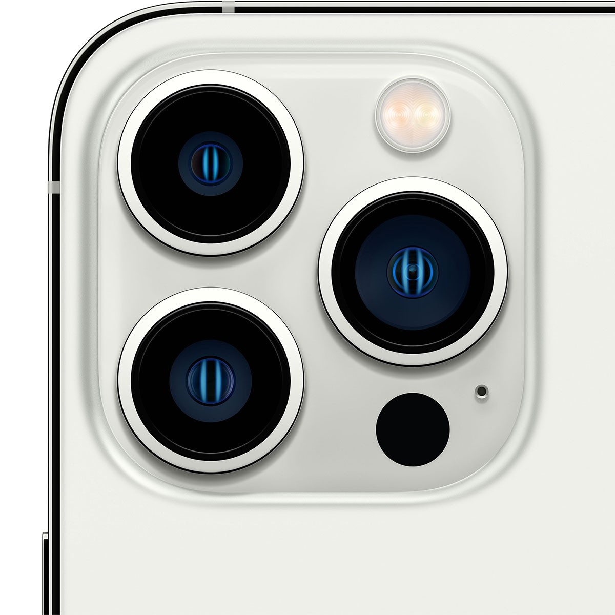 Primer plano del conjunto de cámaras de un teléfono con tres lentes y flash.