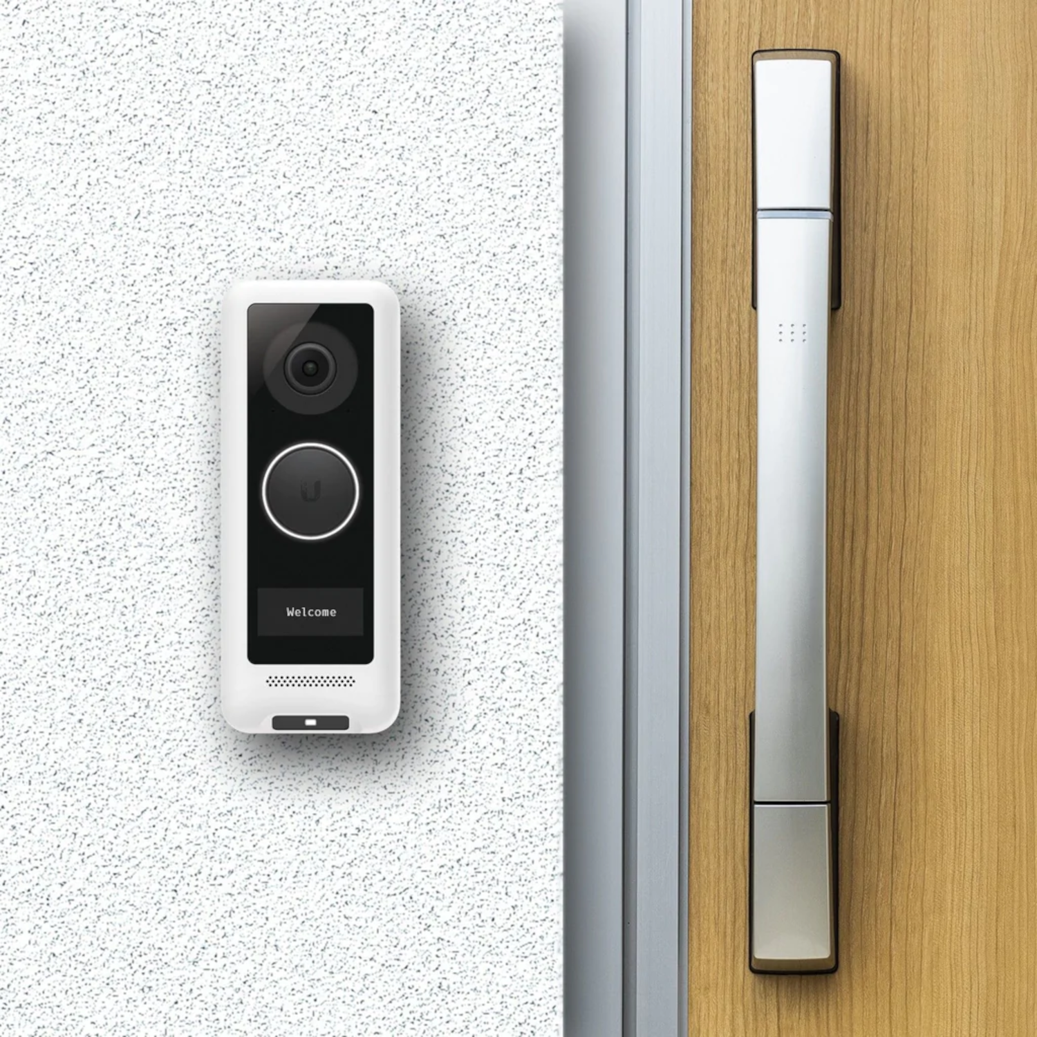 Timbre blanco en pared texturizada, manija de puerta a la derecha.