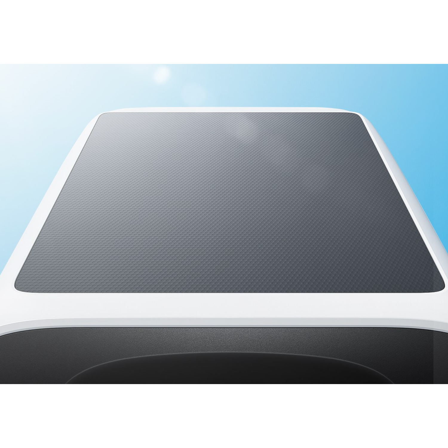 Biały i szary panel słoneczny, górna powierzchnia jest teksturowana. Tło jest jasnoniebieskie.