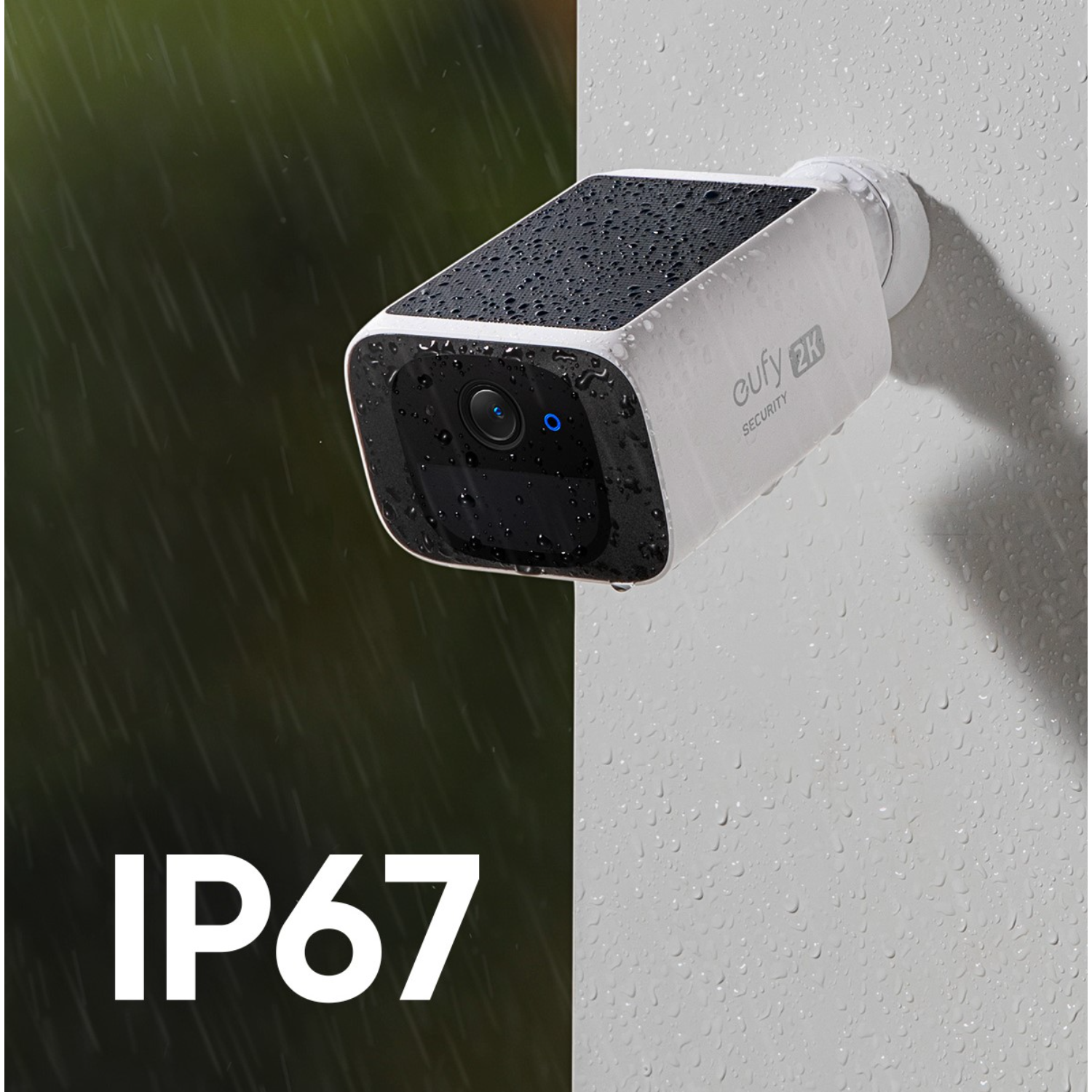 Biała kamera bezpieczeństwa zamontowana na ścianie, z kroplami wody i tekstem 'IP67'.