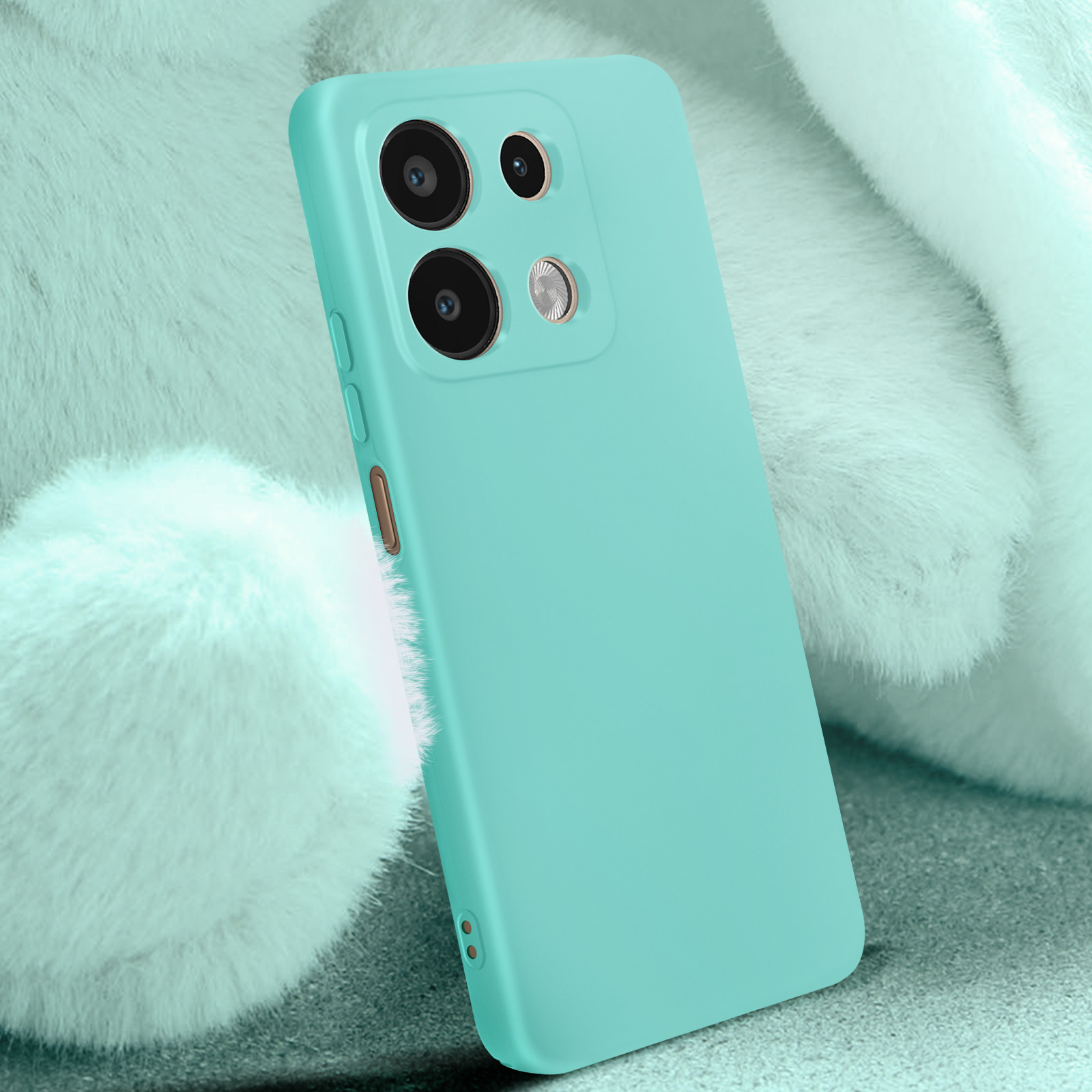 Una custodia per telefono turchese con ritagli multipli per la fotocamera, su una superficie sfocata verde chiaro.