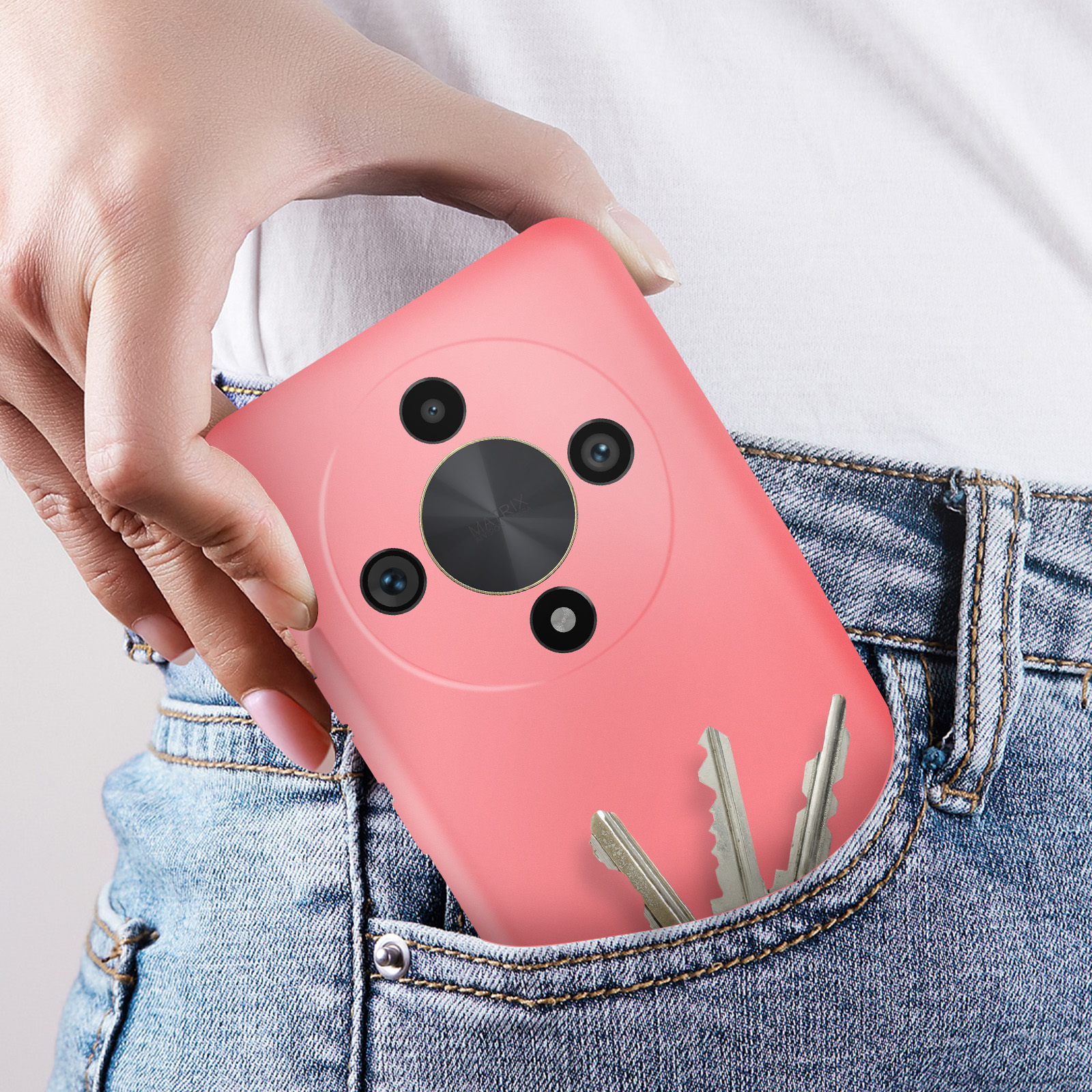 Un telefono rosa è in una tasca di jeans con chiavi. La persona indossa una camicia bianca.