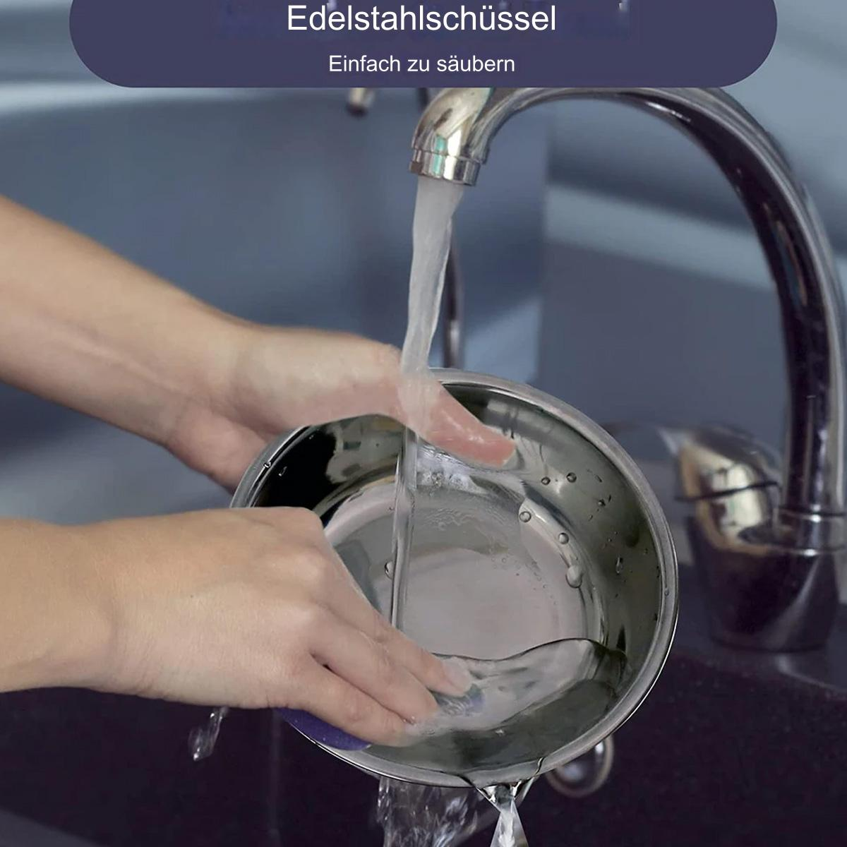 Hände waschen eine Edelstahlschüssel unter einem Wasserhahn. Wasser fließt in die Schüssel.