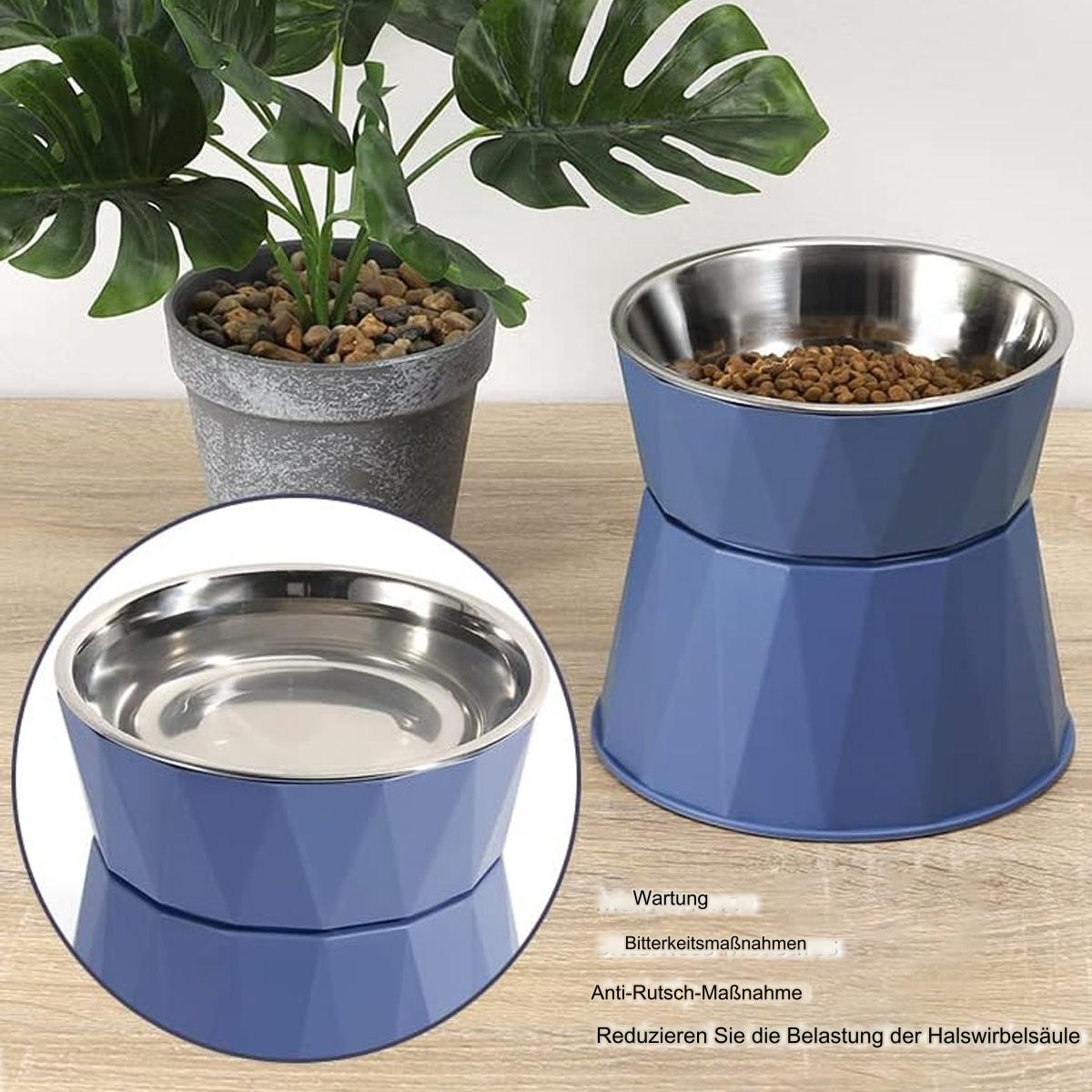 Eine blaue Futterschale mit Futter und eine abgetrennte Schale auf einer Holzoberfläche.