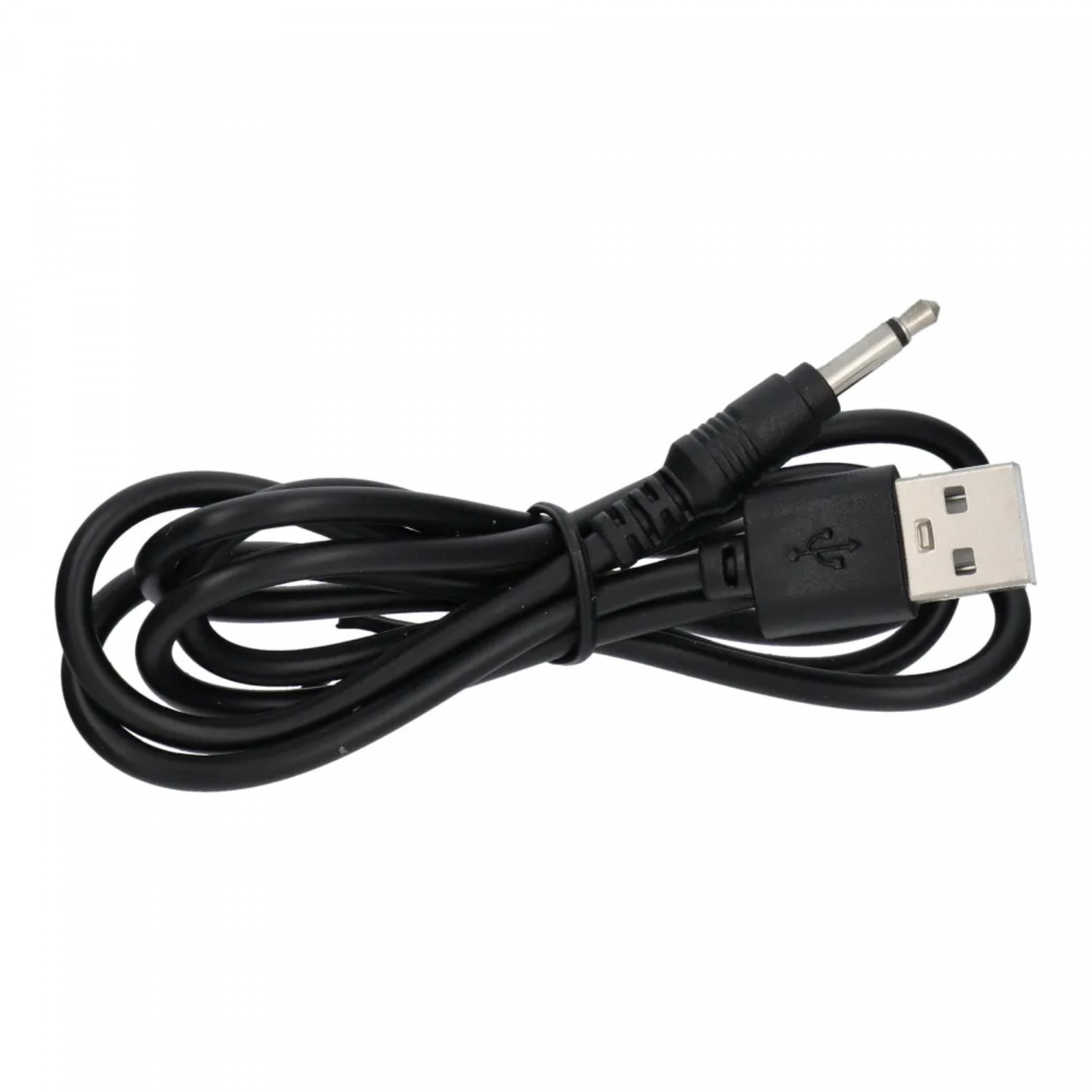 Ein schwarzes USB-Kabel mit 3,5-mm-Klinke und USB-Anschluss. Das Kabel ist auf einer weißen Oberfläche aufgerollt.