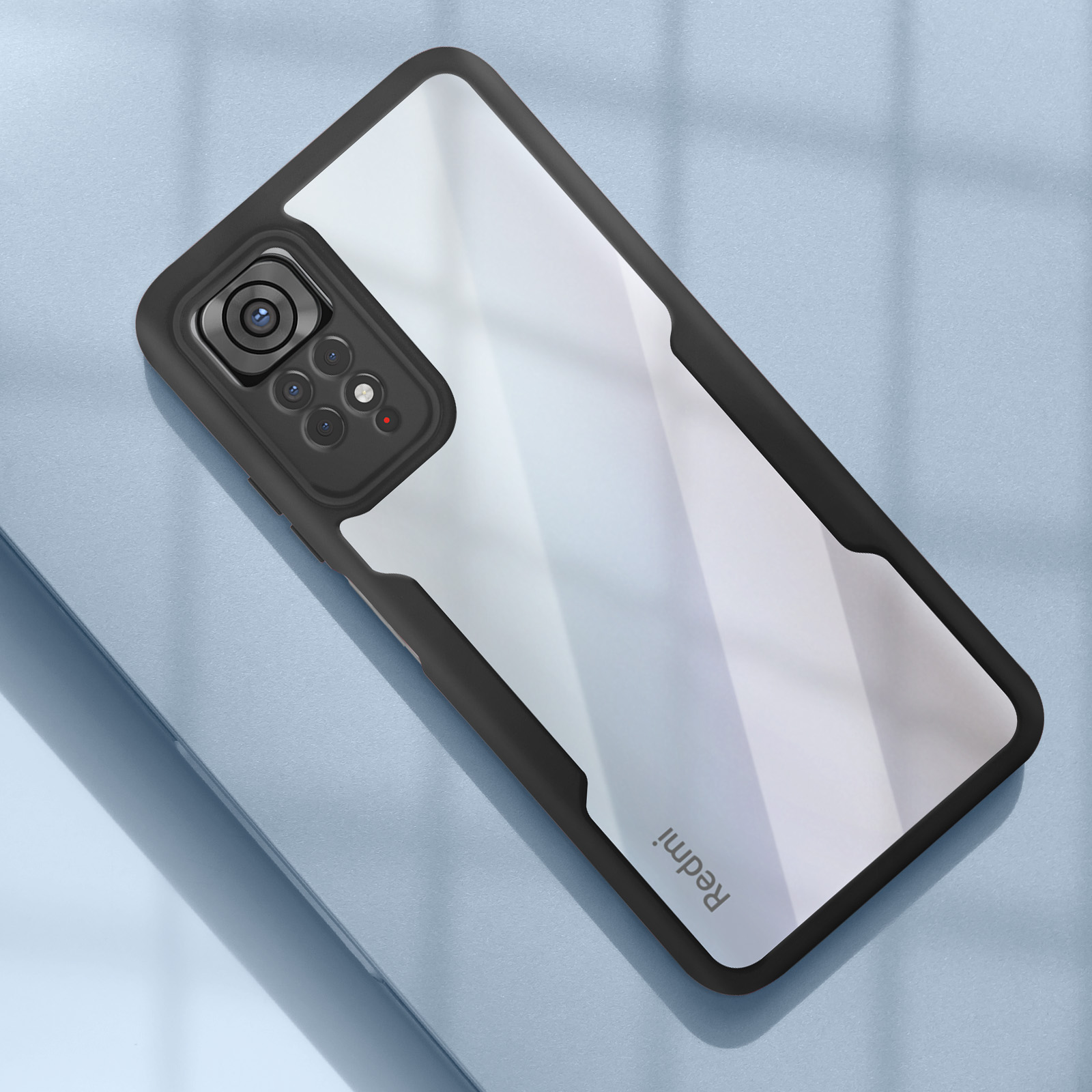 Custodia per telefono nera e trasparente. È su una superficie blu e ha un ritaglio per la fotocamera.