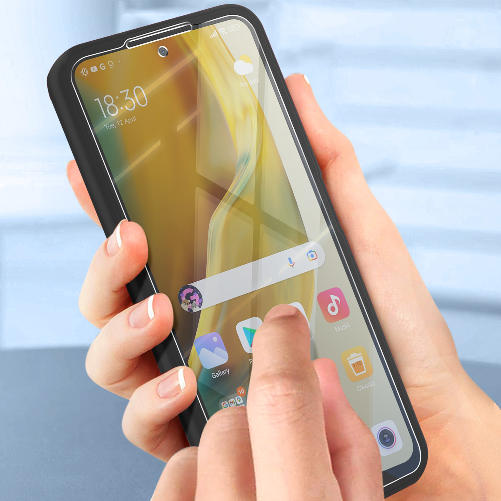Una mano che tocca lo schermo di un telefono con una protezione applicata.