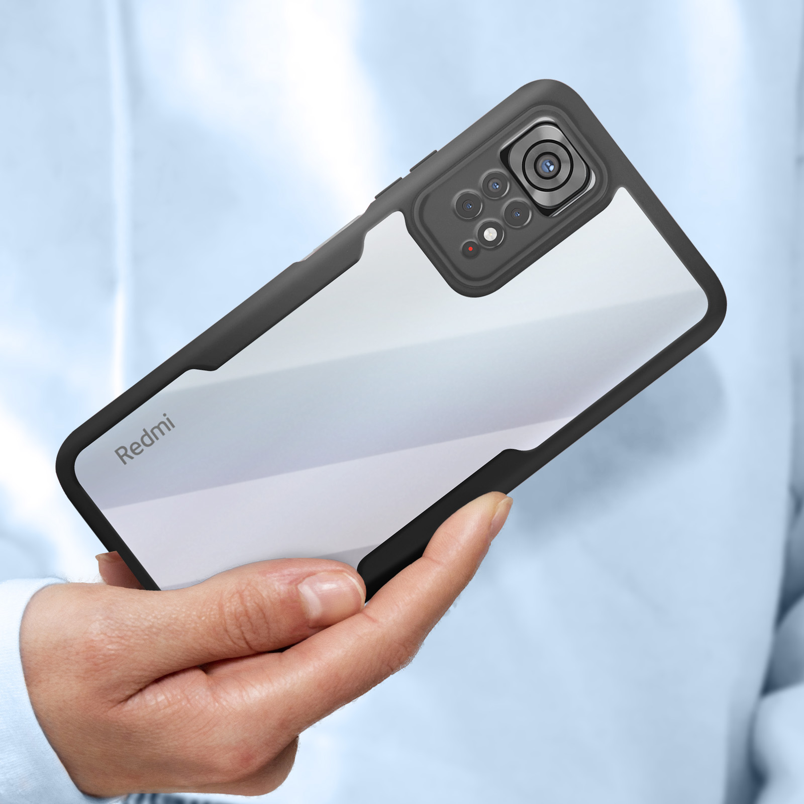 Una mano che tiene uno smartphone con una custodia nera e trasparente. La custodia ha un logo Redmi.